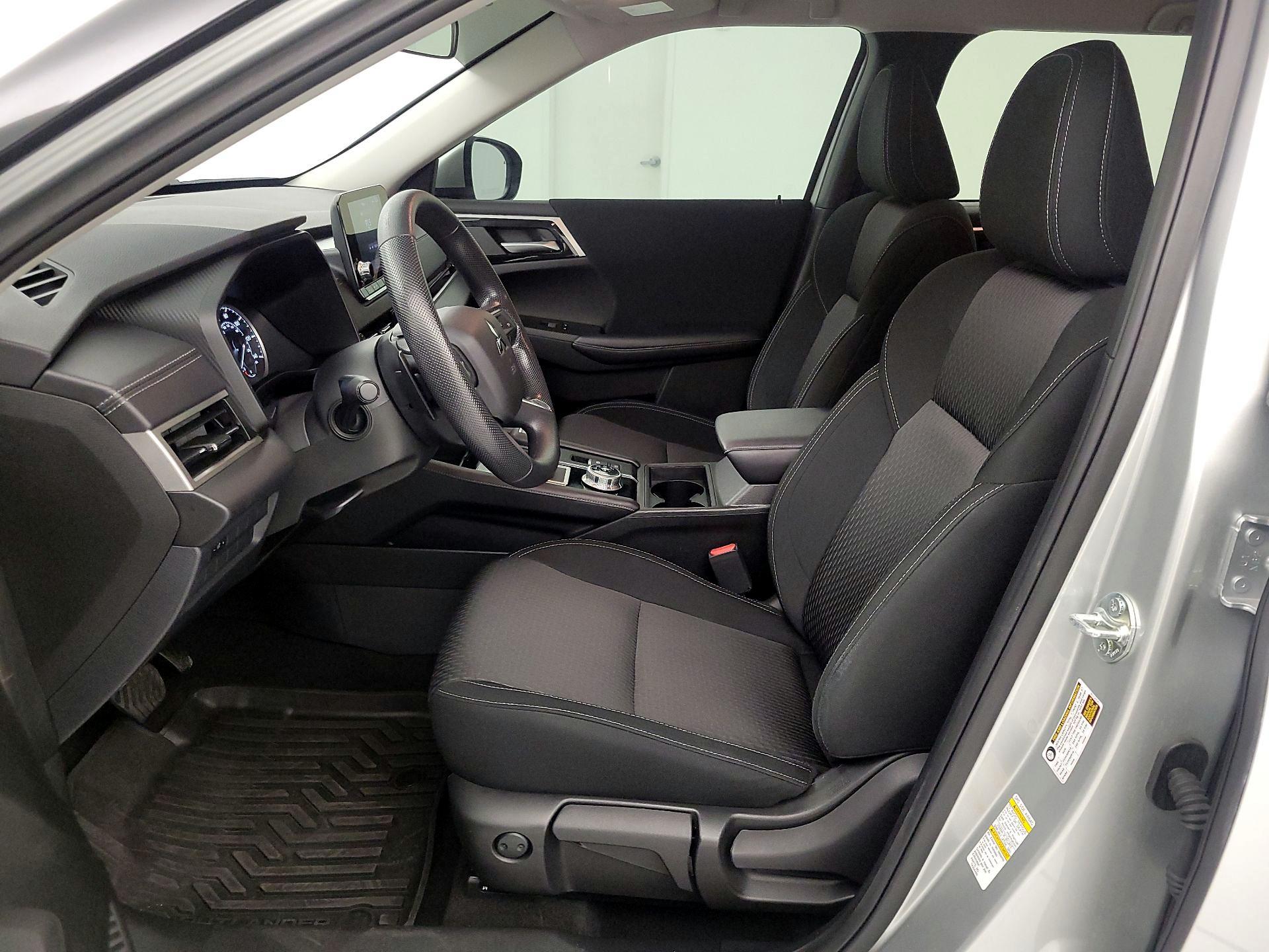 Thumbnail: 2024 Mitsubishi Outlander - 9