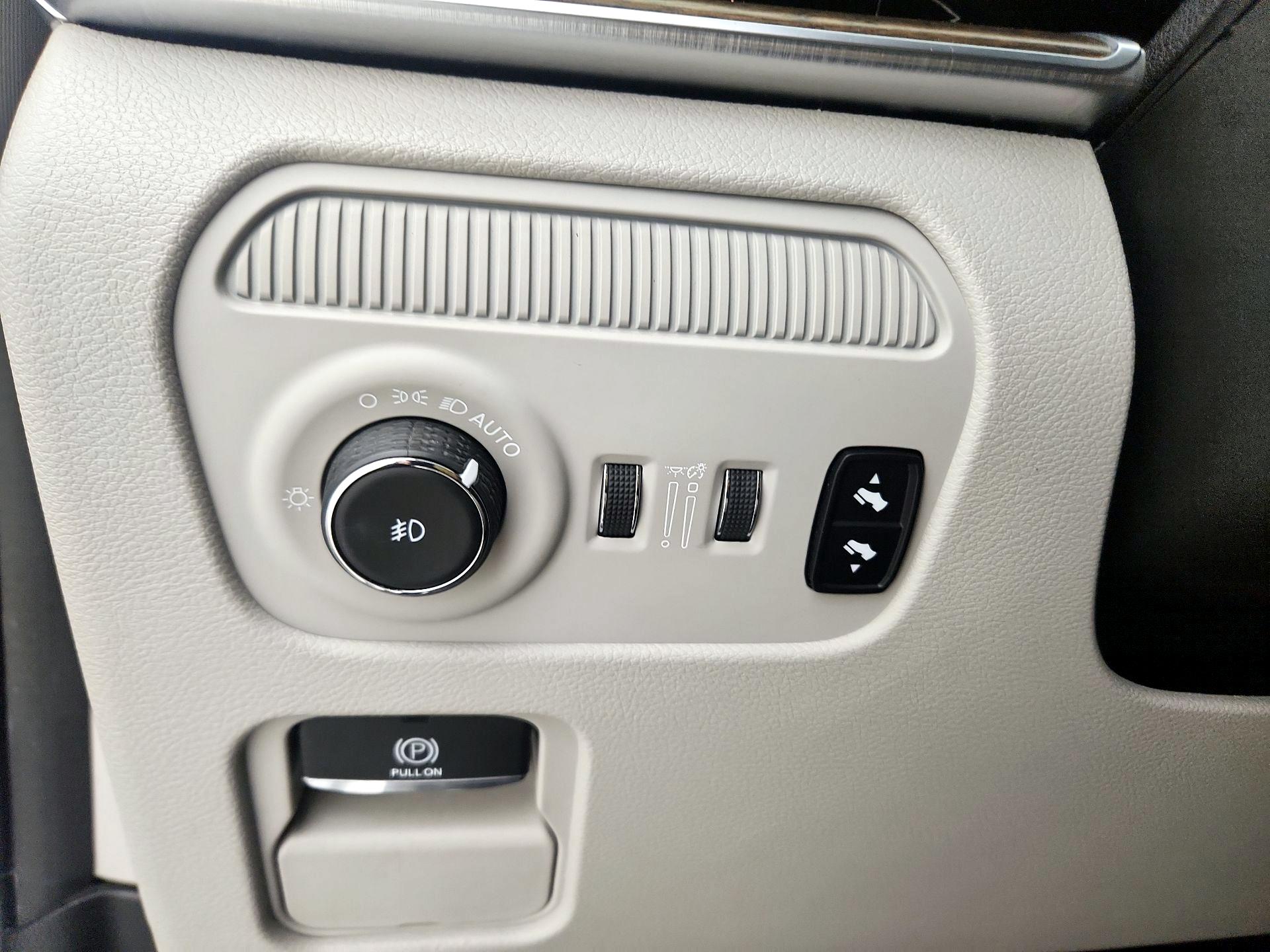 Thumbnail: 2022 Jeep Grand Wagoneer - 13