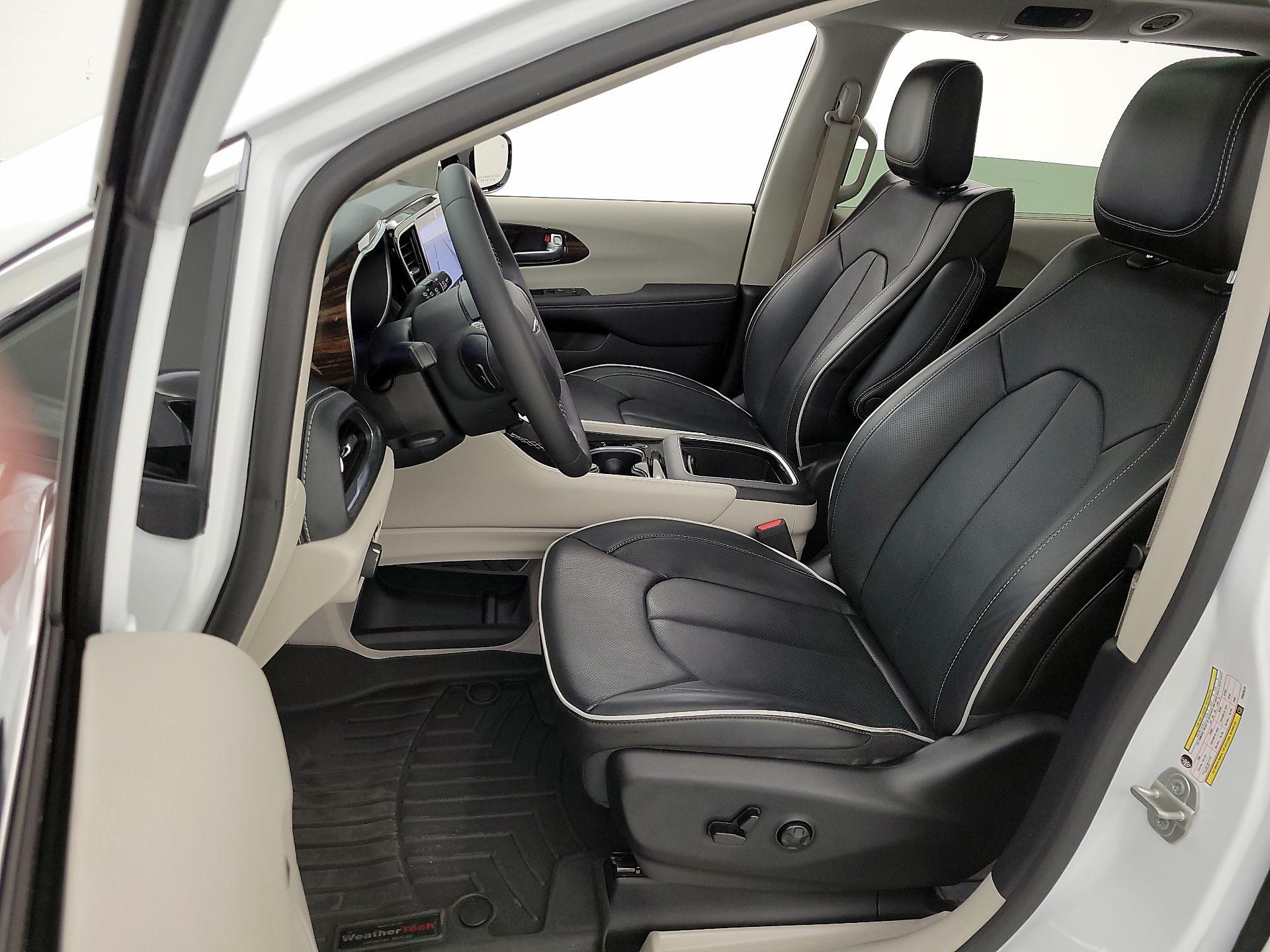 Thumbnail: 2023 Chrysler Pacifica - 9