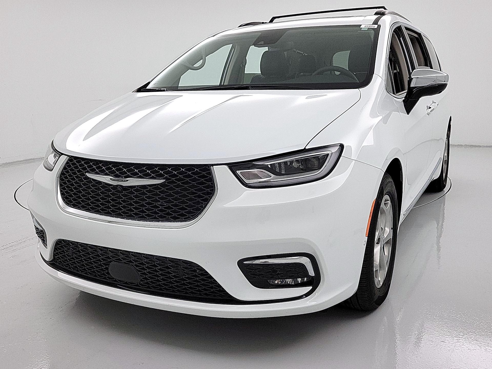 Thumbnail: 2023 Chrysler Pacifica - 3