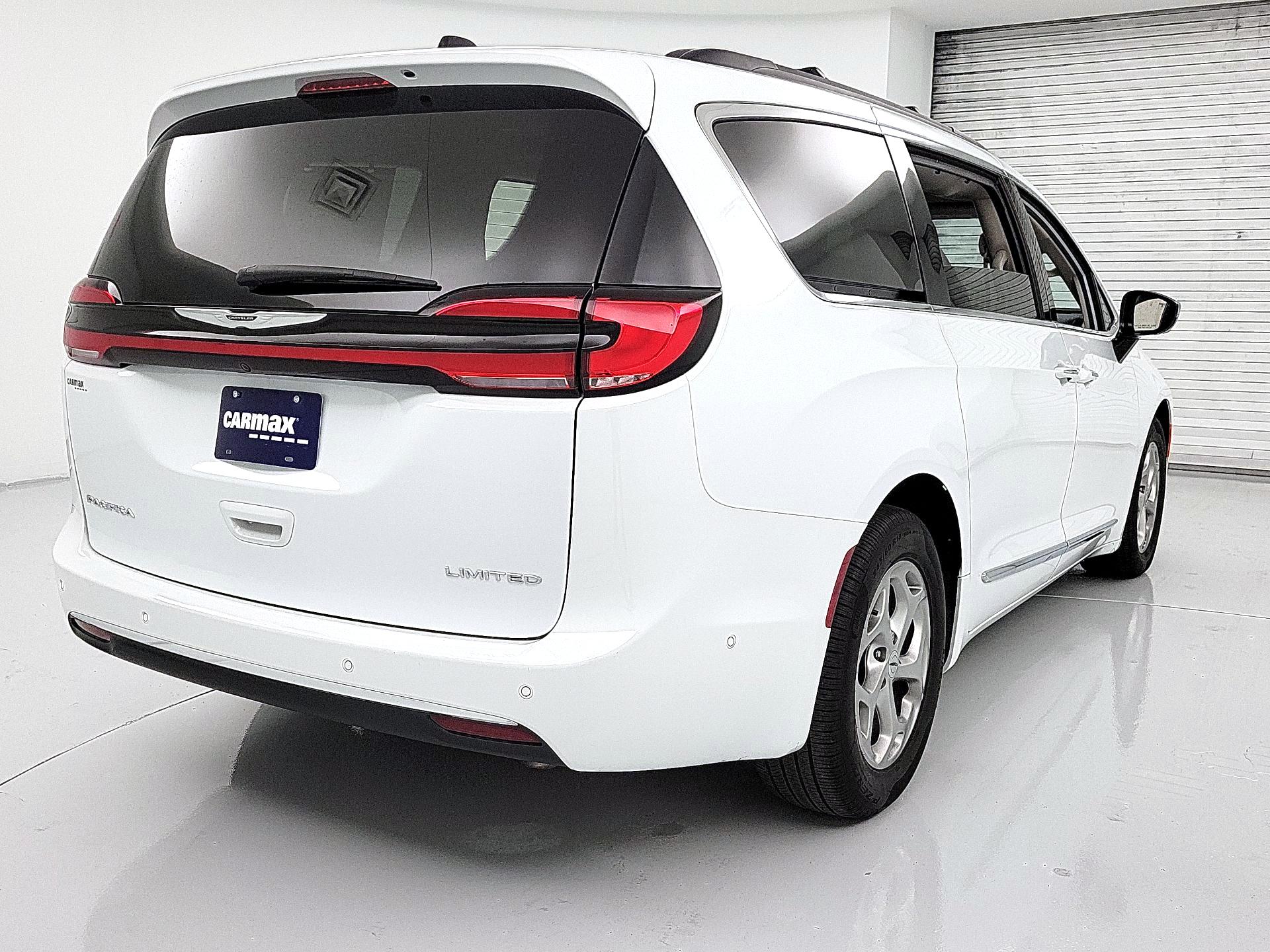Thumbnail: 2023 Chrysler Pacifica - 5