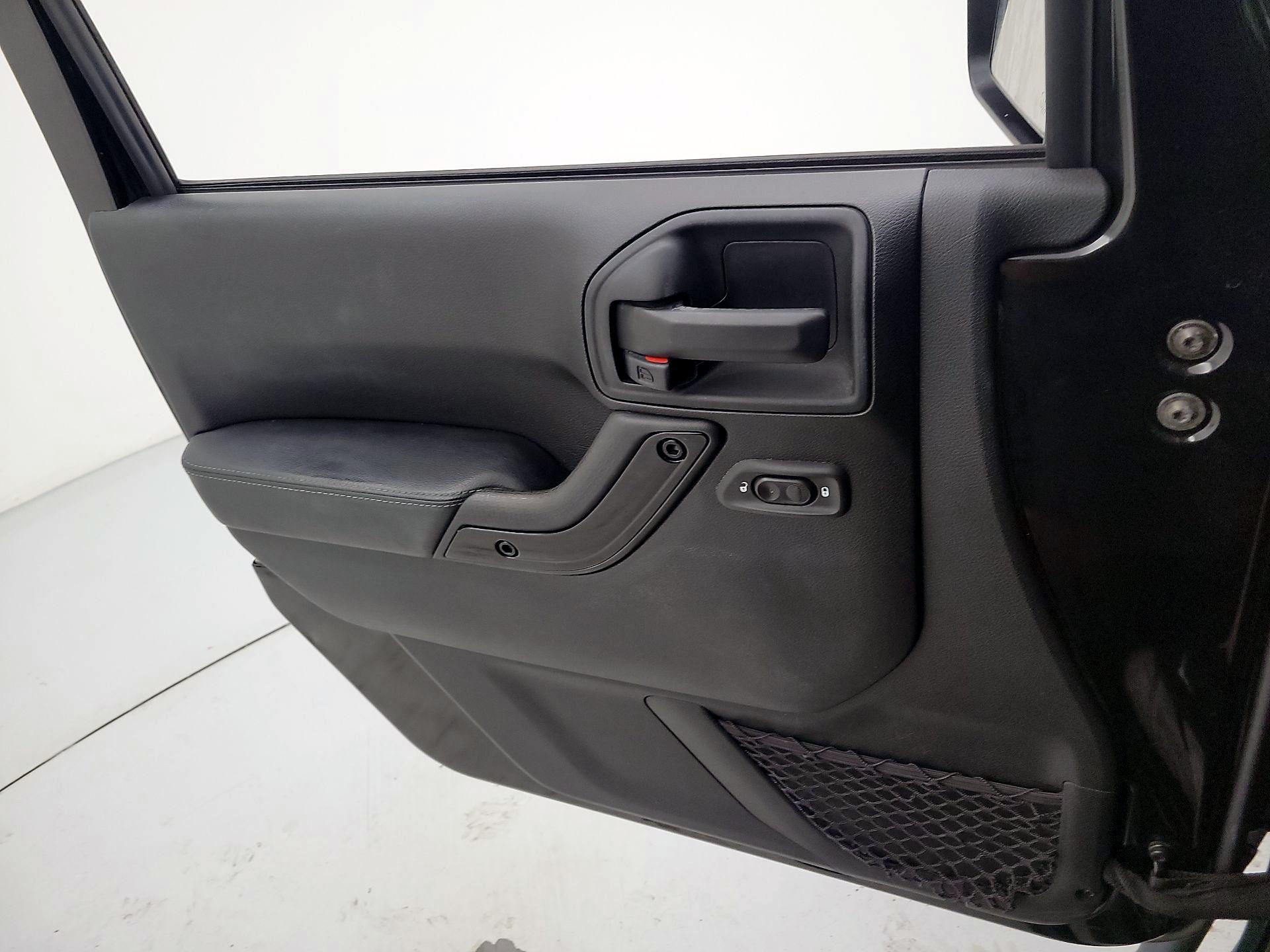 Thumbnail: 2017 Jeep Wrangler - 12