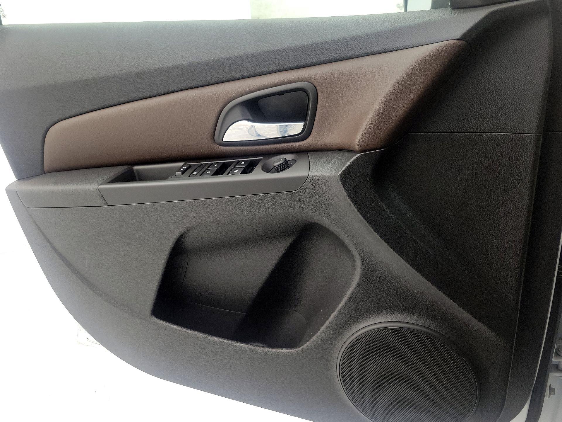 Thumbnail: 2015 Chevrolet Cruze - 12