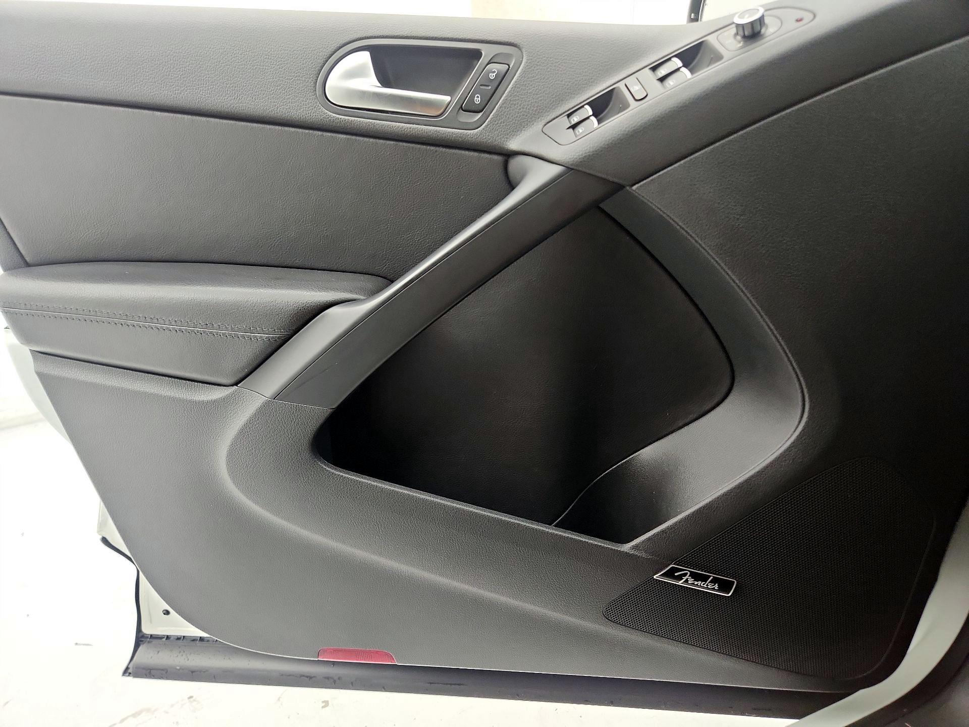 Thumbnail: 2015 Volkswagen Tiguan - 12