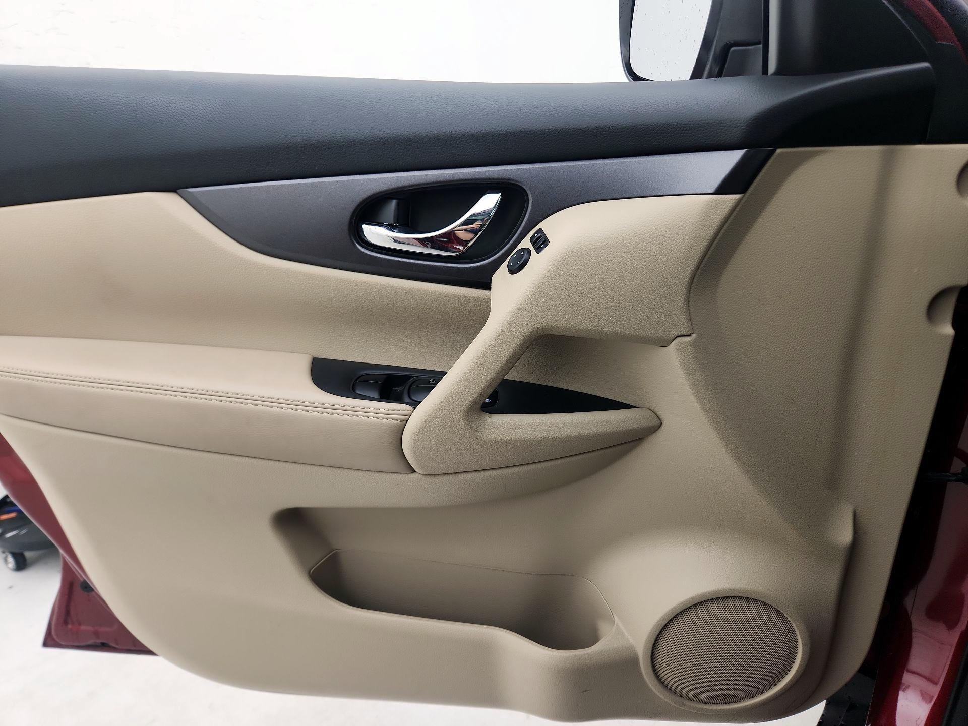 Thumbnail: 2016 Nissan Rogue - 12