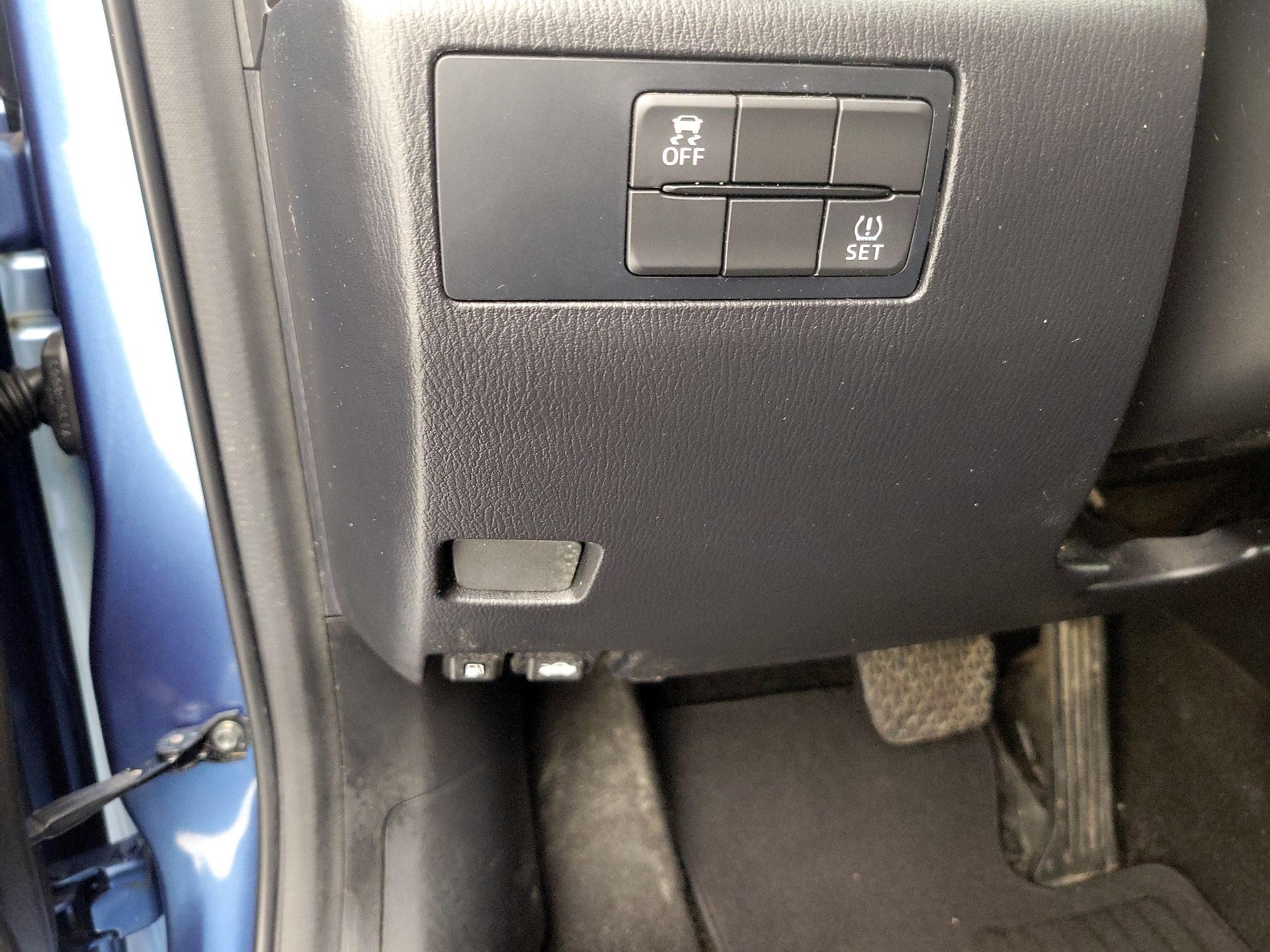 Thumbnail: 2017 Mazda Mazda3 - 13