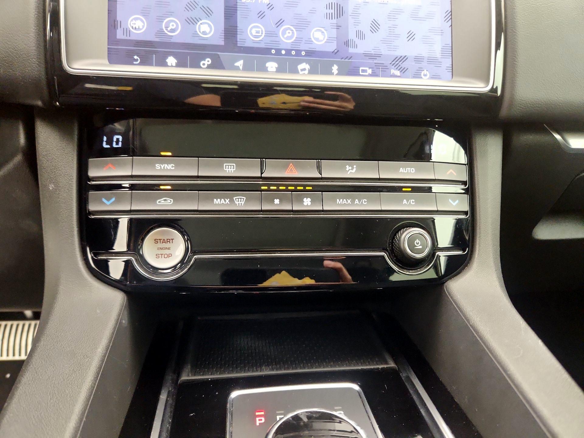 Thumbnail: 2019 Jaguar F-Pace - 17