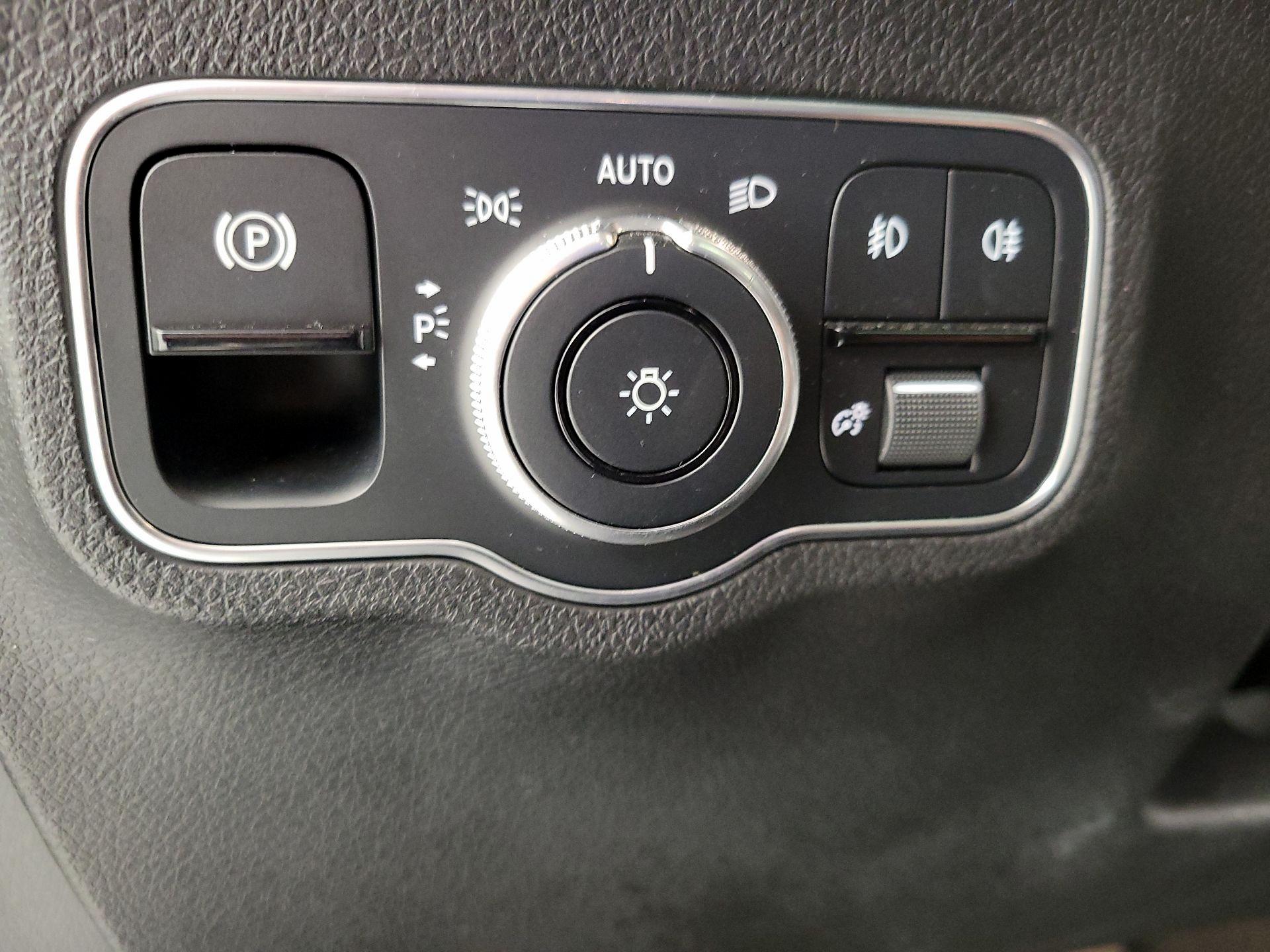 Thumbnail: 2022 Mercedes-Benz GLB - 13