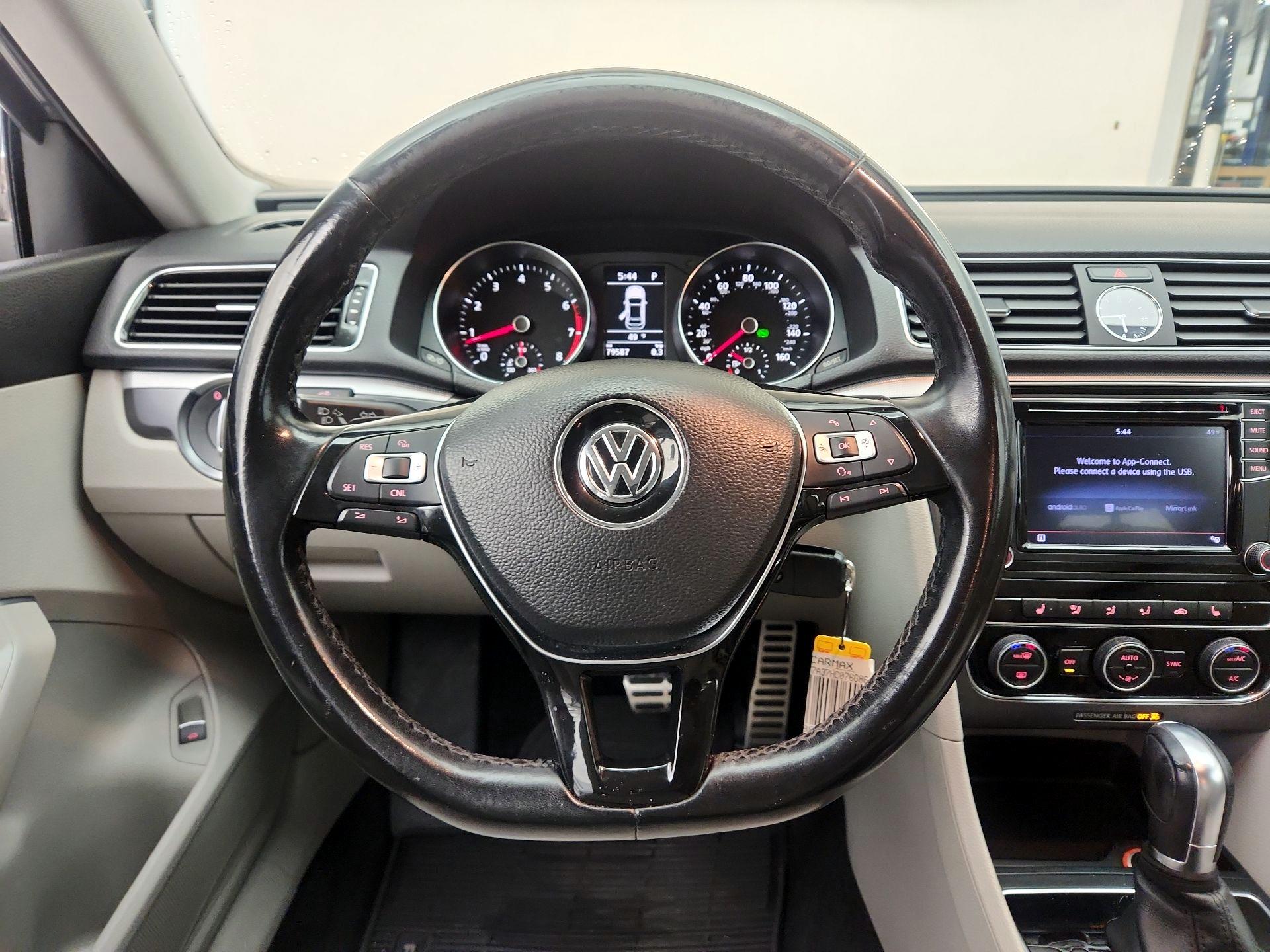 Thumbnail: 2017 Volkswagen Passat - 10