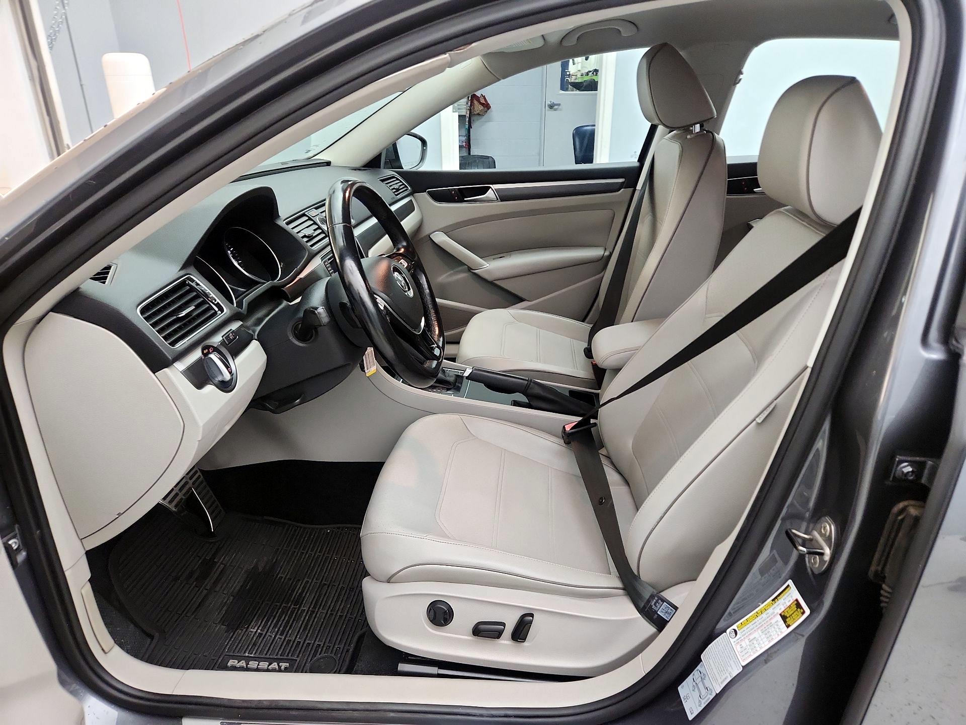 Thumbnail: 2017 Volkswagen Passat - 11