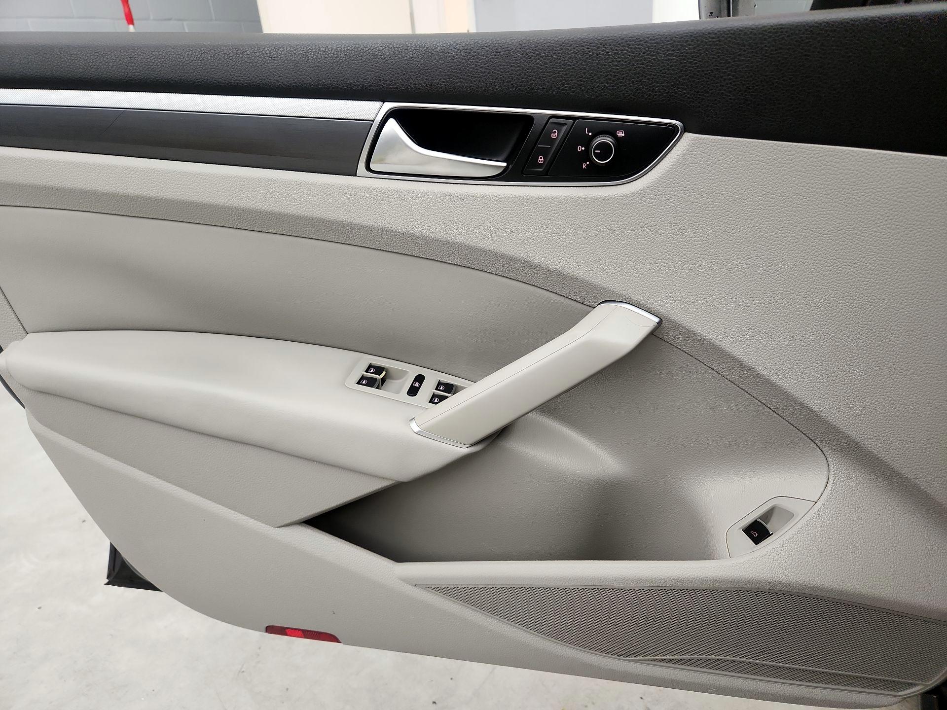 Thumbnail: 2017 Volkswagen Passat - 12