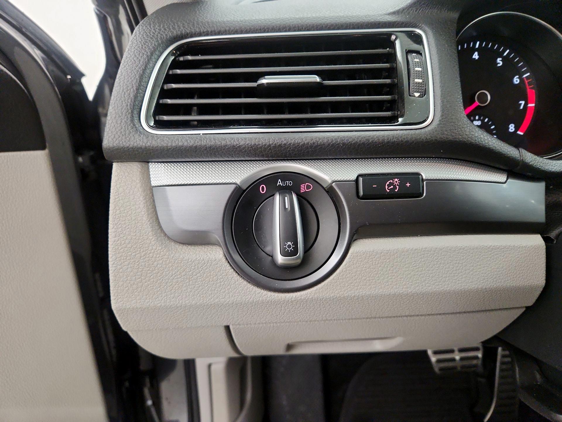 Thumbnail: 2017 Volkswagen Passat - 13