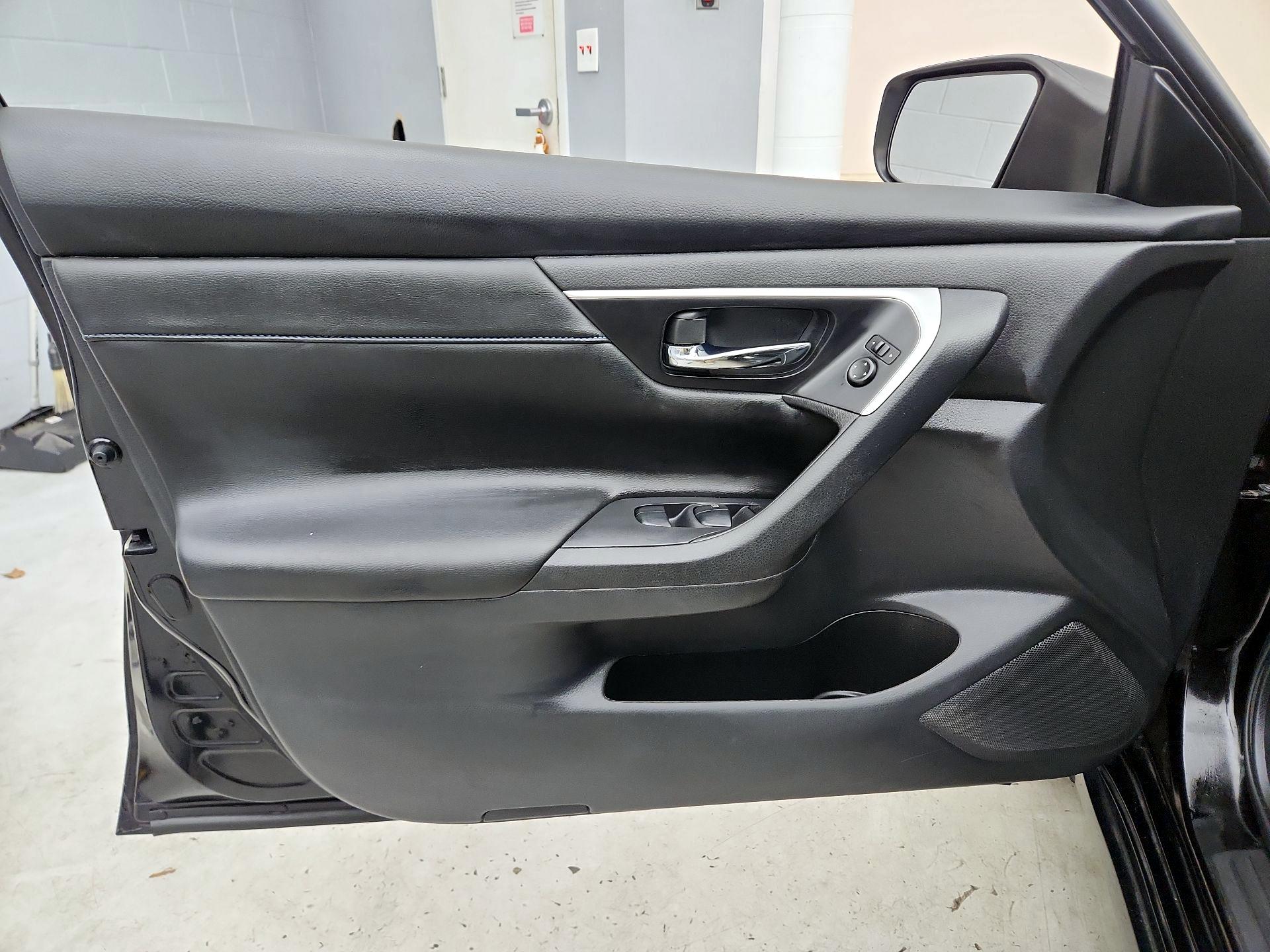 Thumbnail: 2017 Nissan Altima - 12