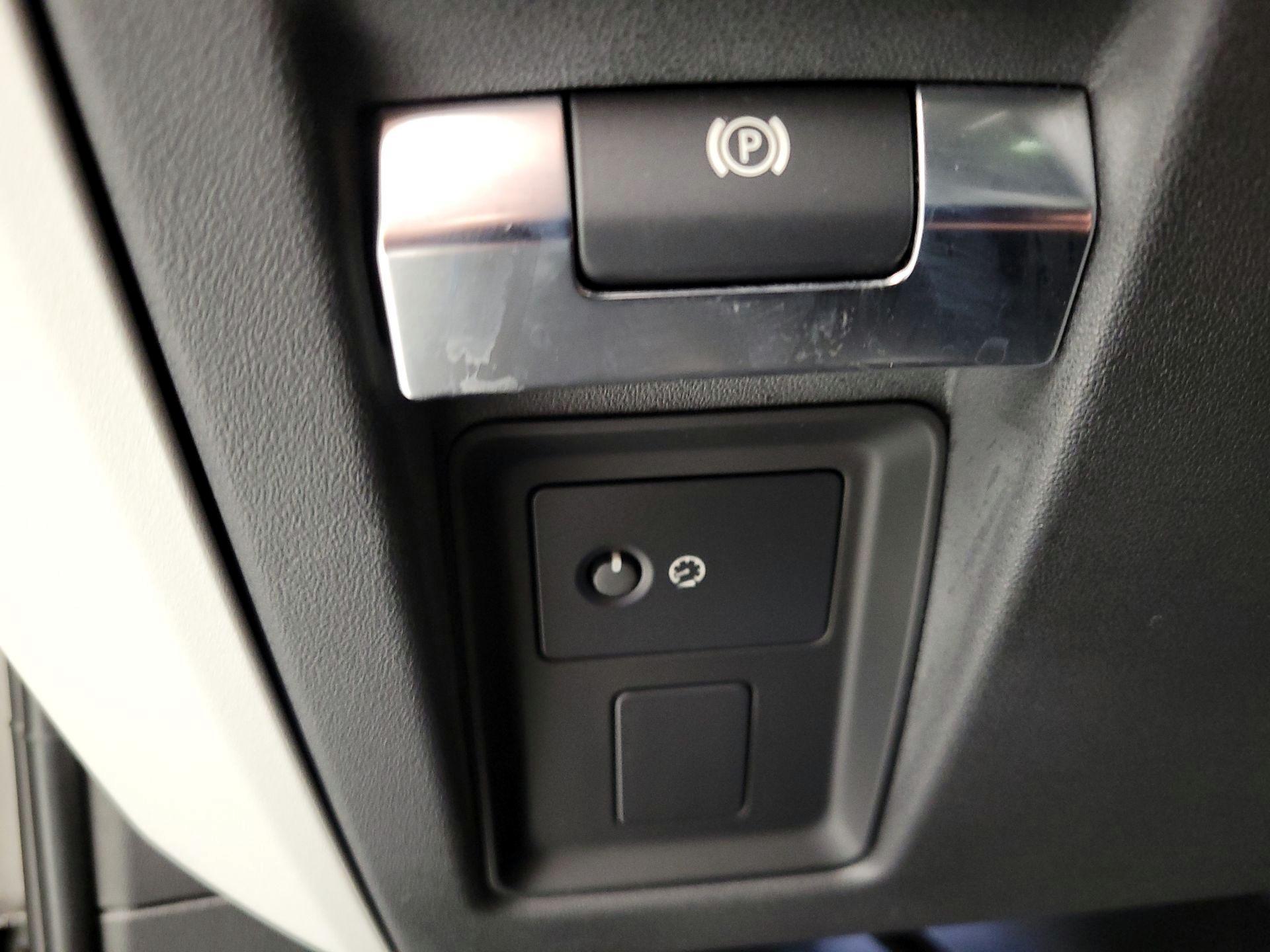 Thumbnail: 2023 Land Rover Defender - 13