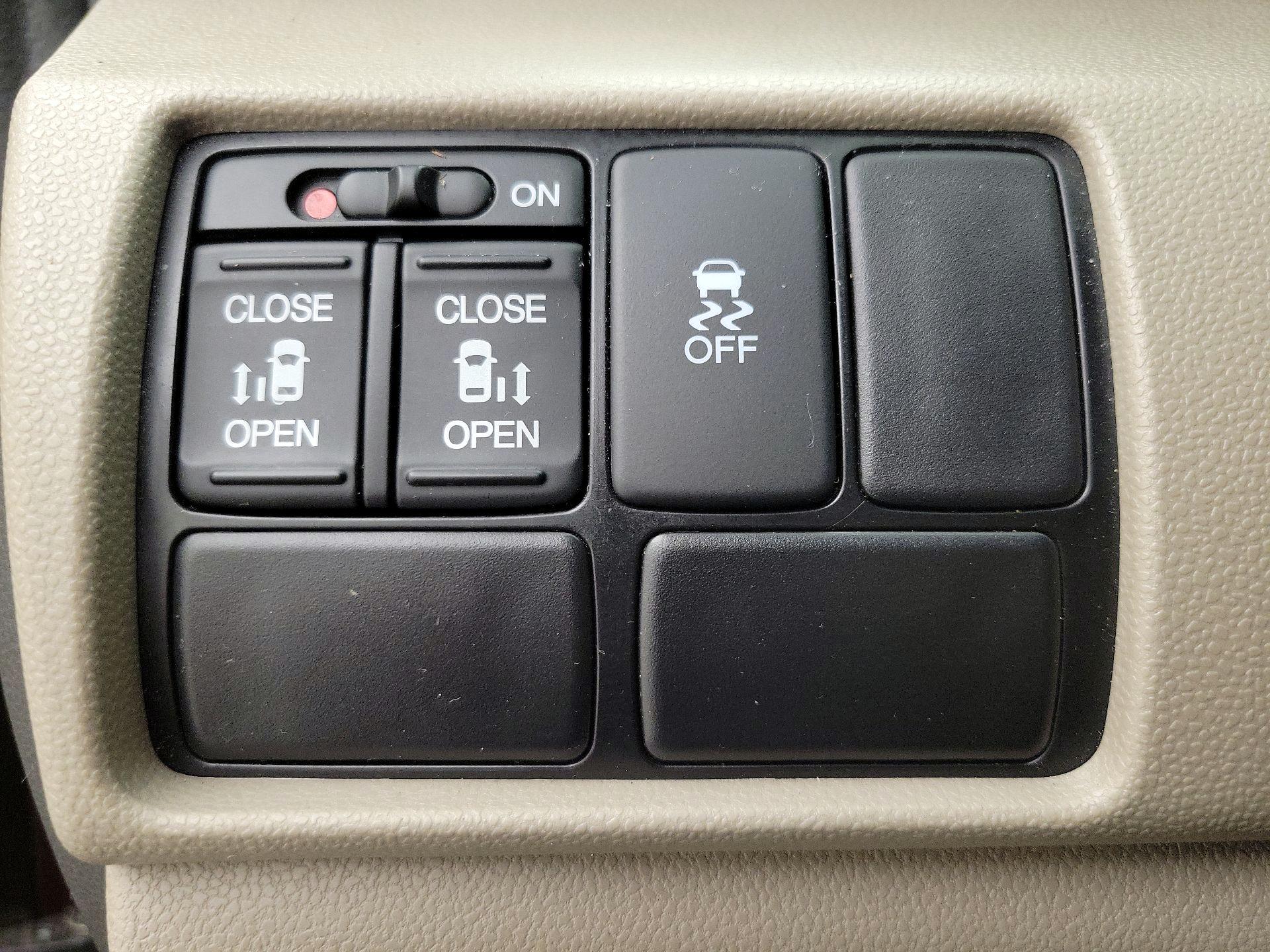 Thumbnail: 2015 Honda Odyssey - 13