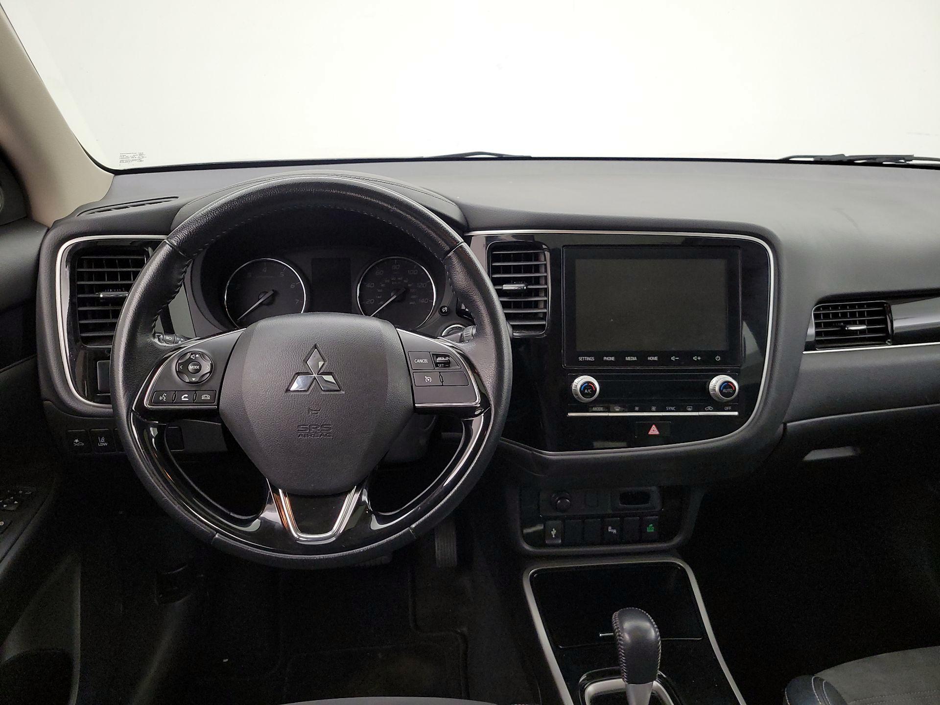 Thumbnail: 2020 Mitsubishi Outlander - 10