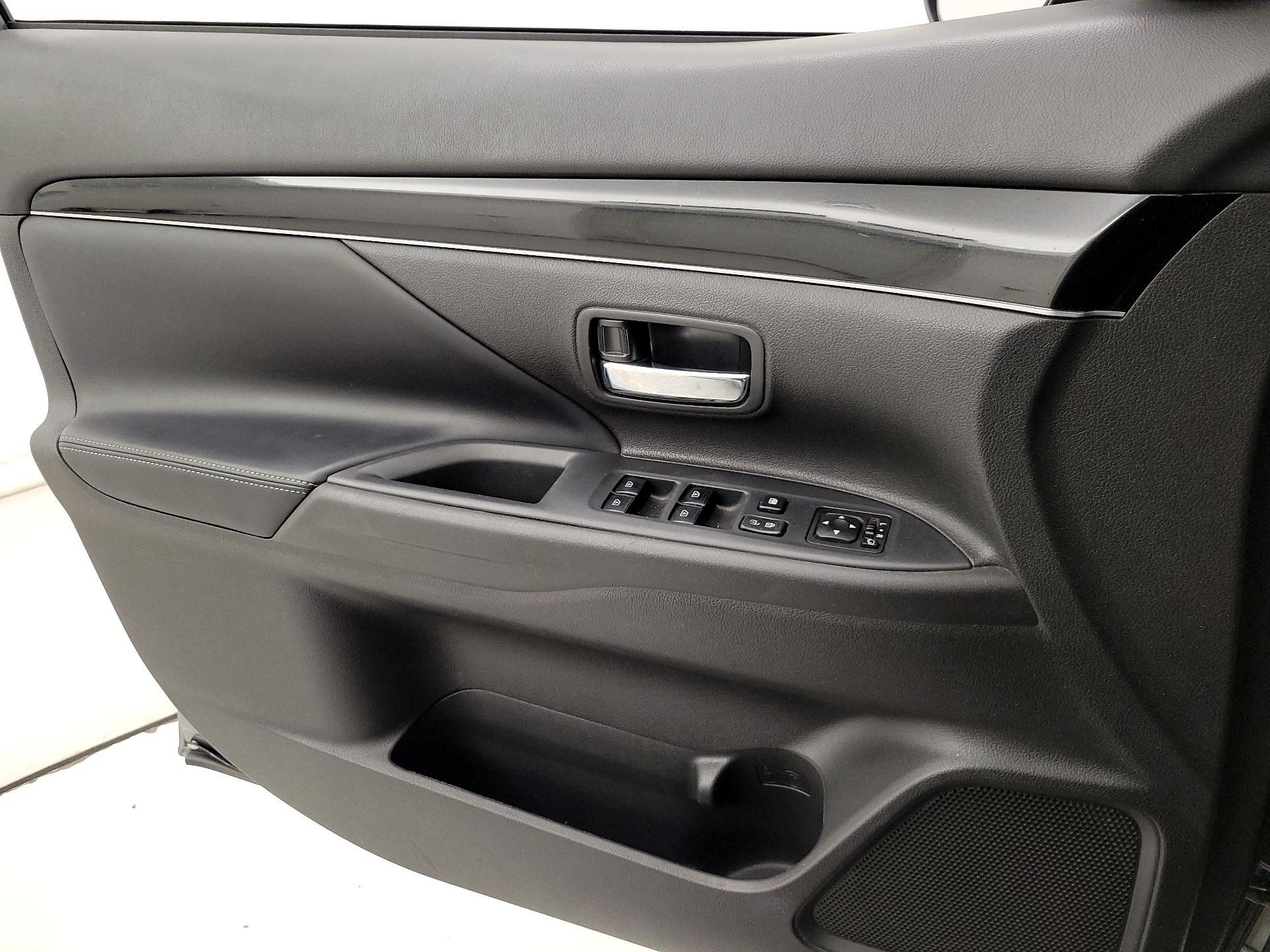 Thumbnail: 2020 Mitsubishi Outlander - 12