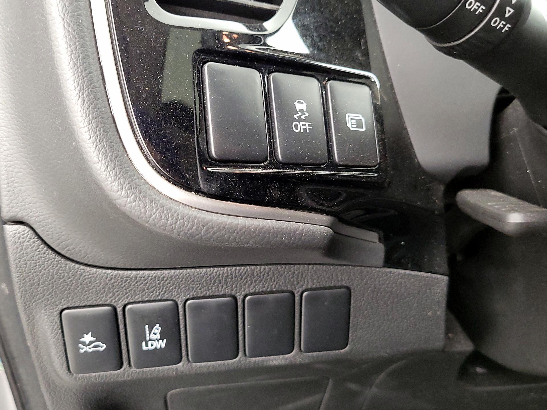 Thumbnail: 2020 Mitsubishi Outlander - 13