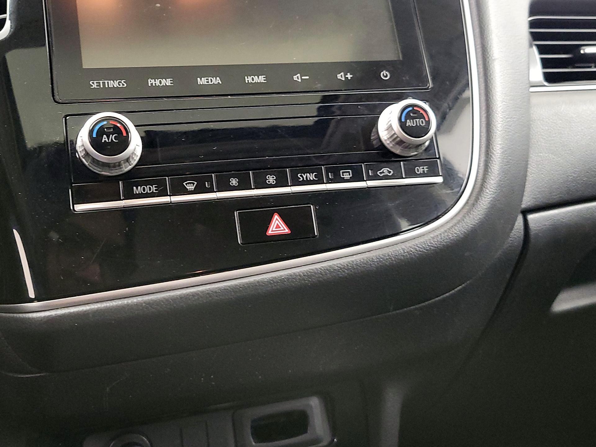 Thumbnail: 2020 Mitsubishi Outlander - 16