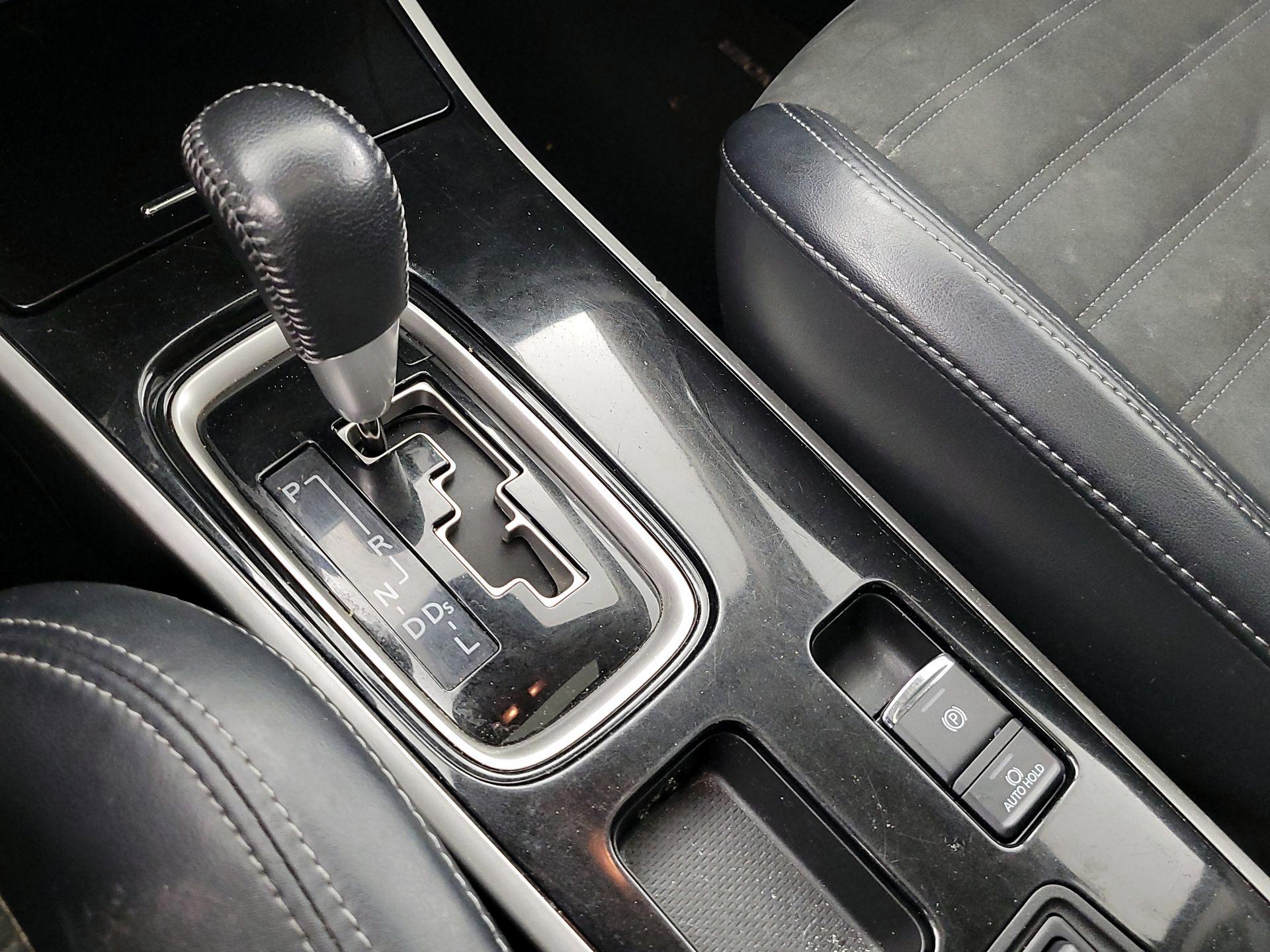 Thumbnail: 2020 Mitsubishi Outlander - 17