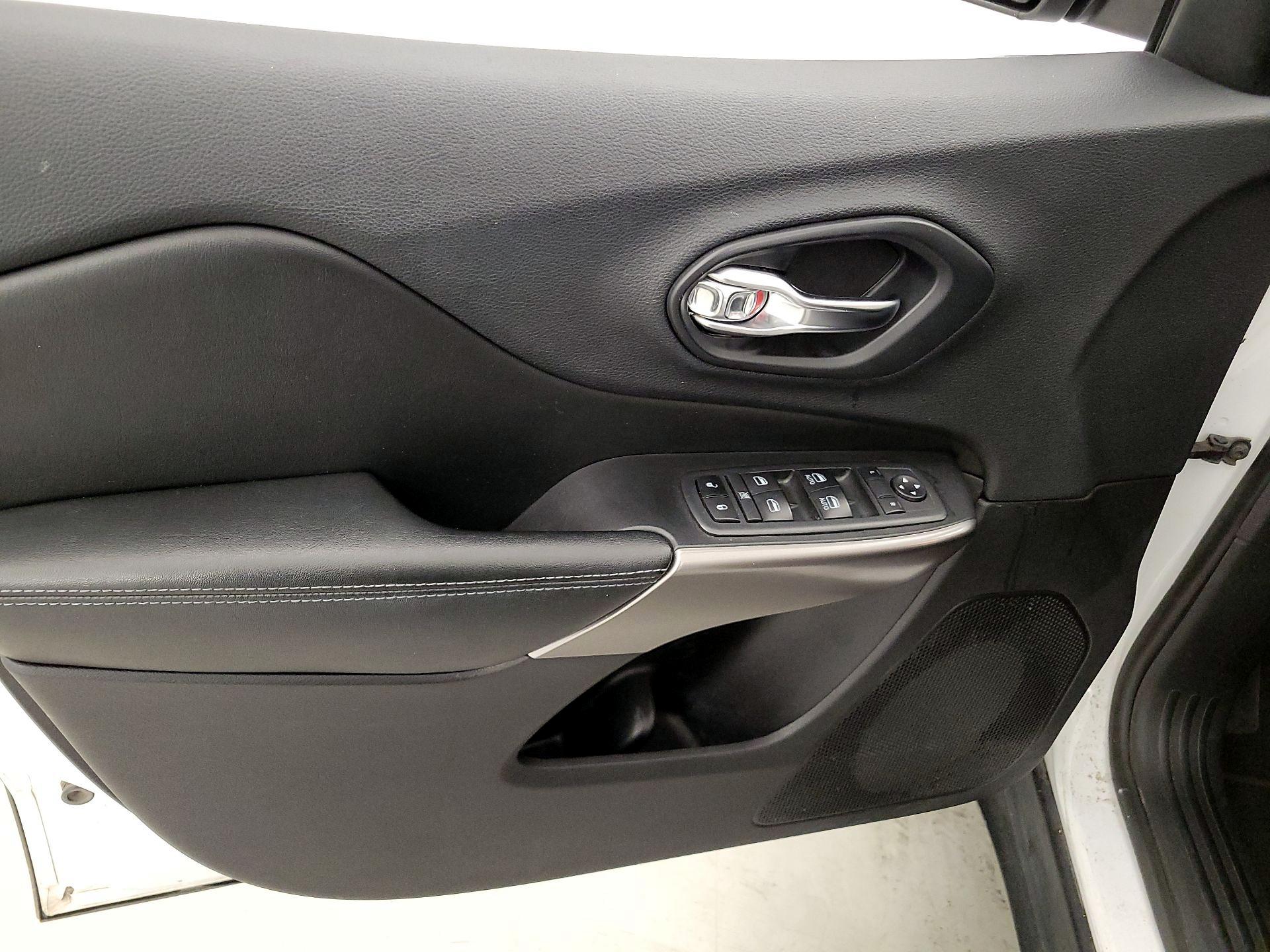 Thumbnail: 2019 Jeep Cherokee - 12