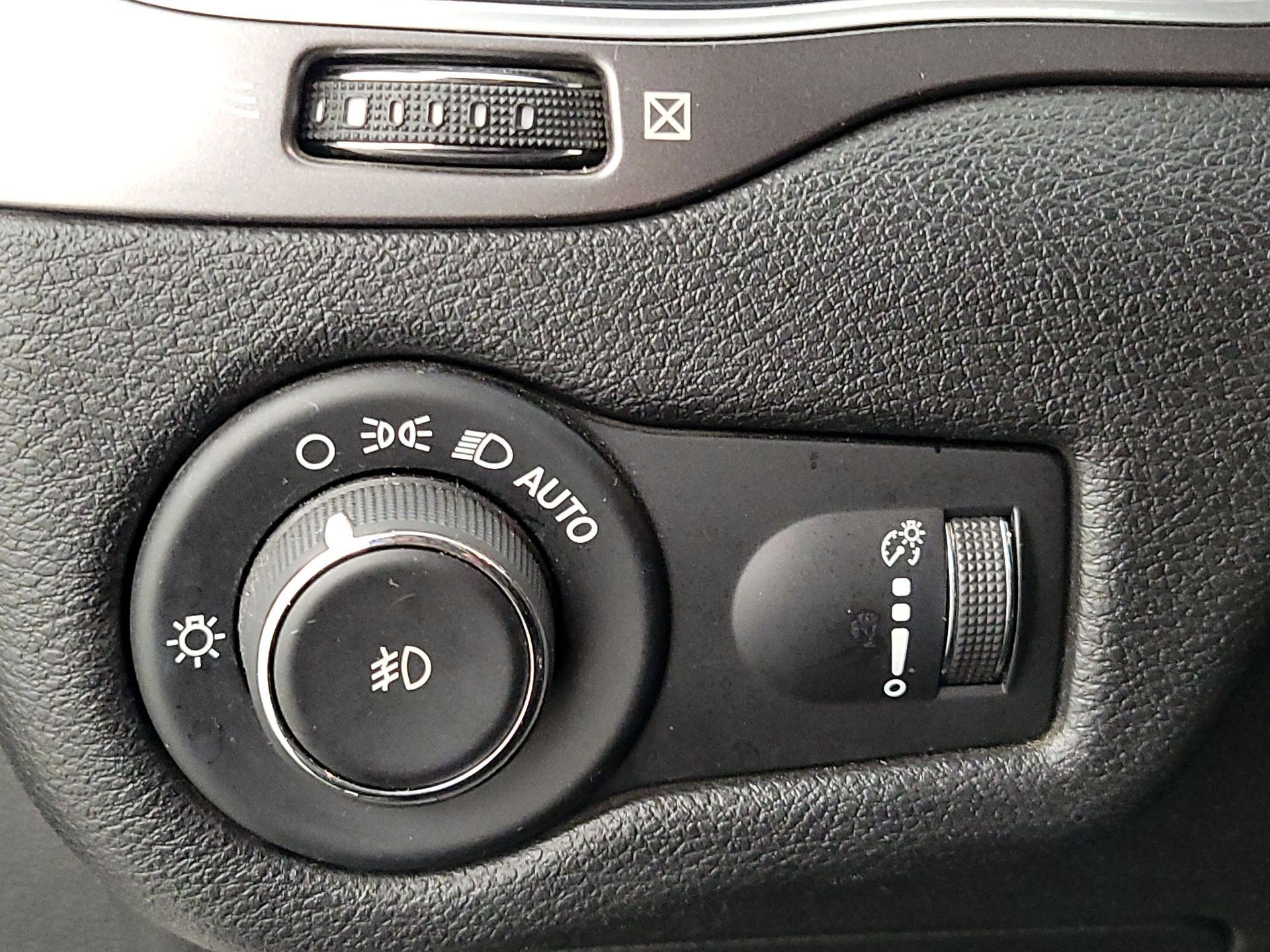 Thumbnail: 2019 Jeep Cherokee - 13