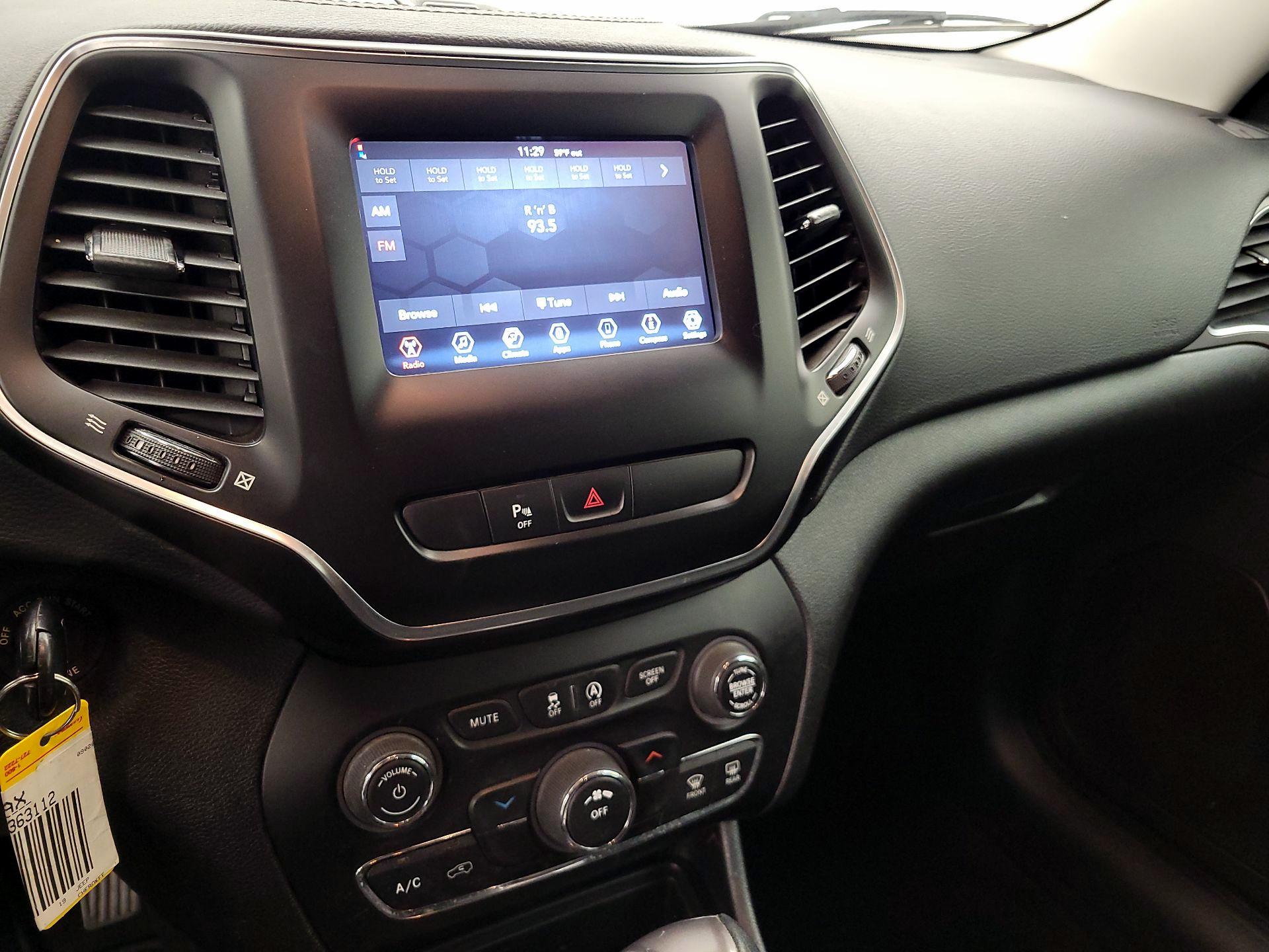 Thumbnail: 2019 Jeep Cherokee - 15