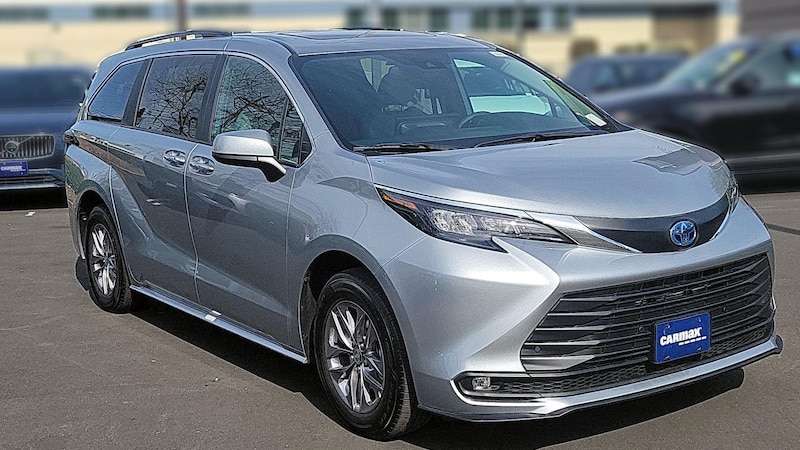 2025 Toyota Sienna LE Hero Image