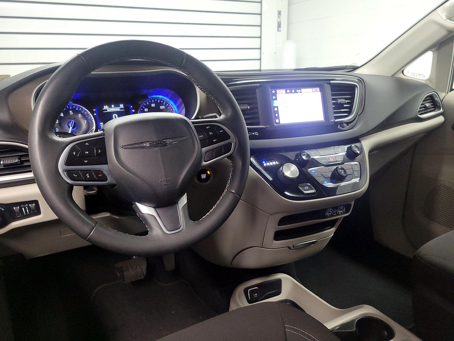 Thumbnail: 2022 Chrysler Voyager - 9