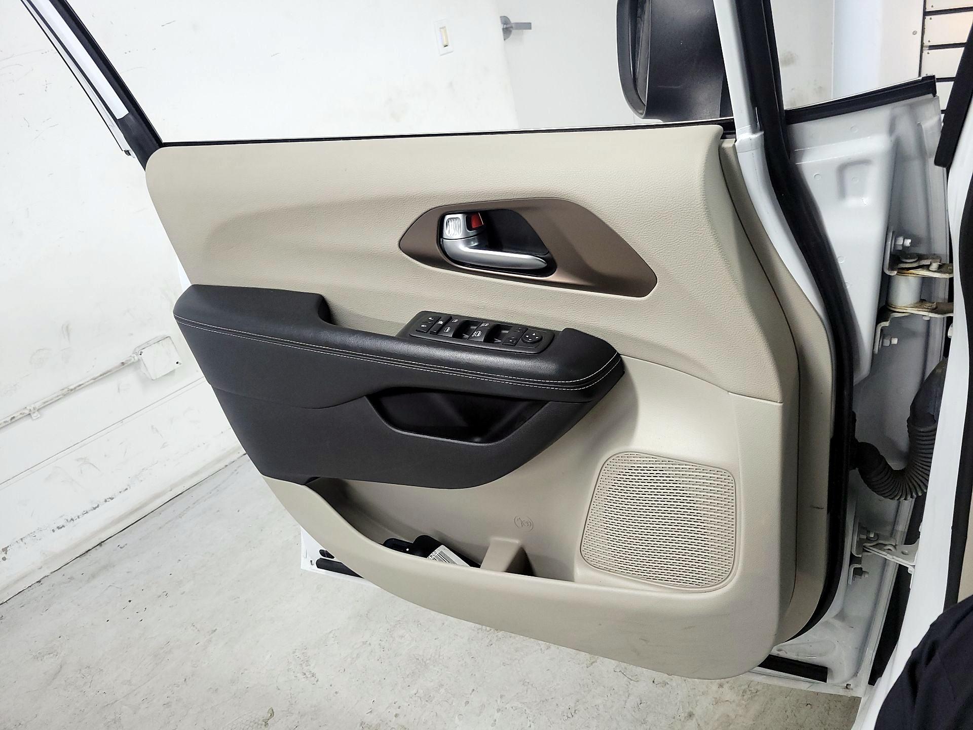 Thumbnail: 2022 Chrysler Voyager - 12