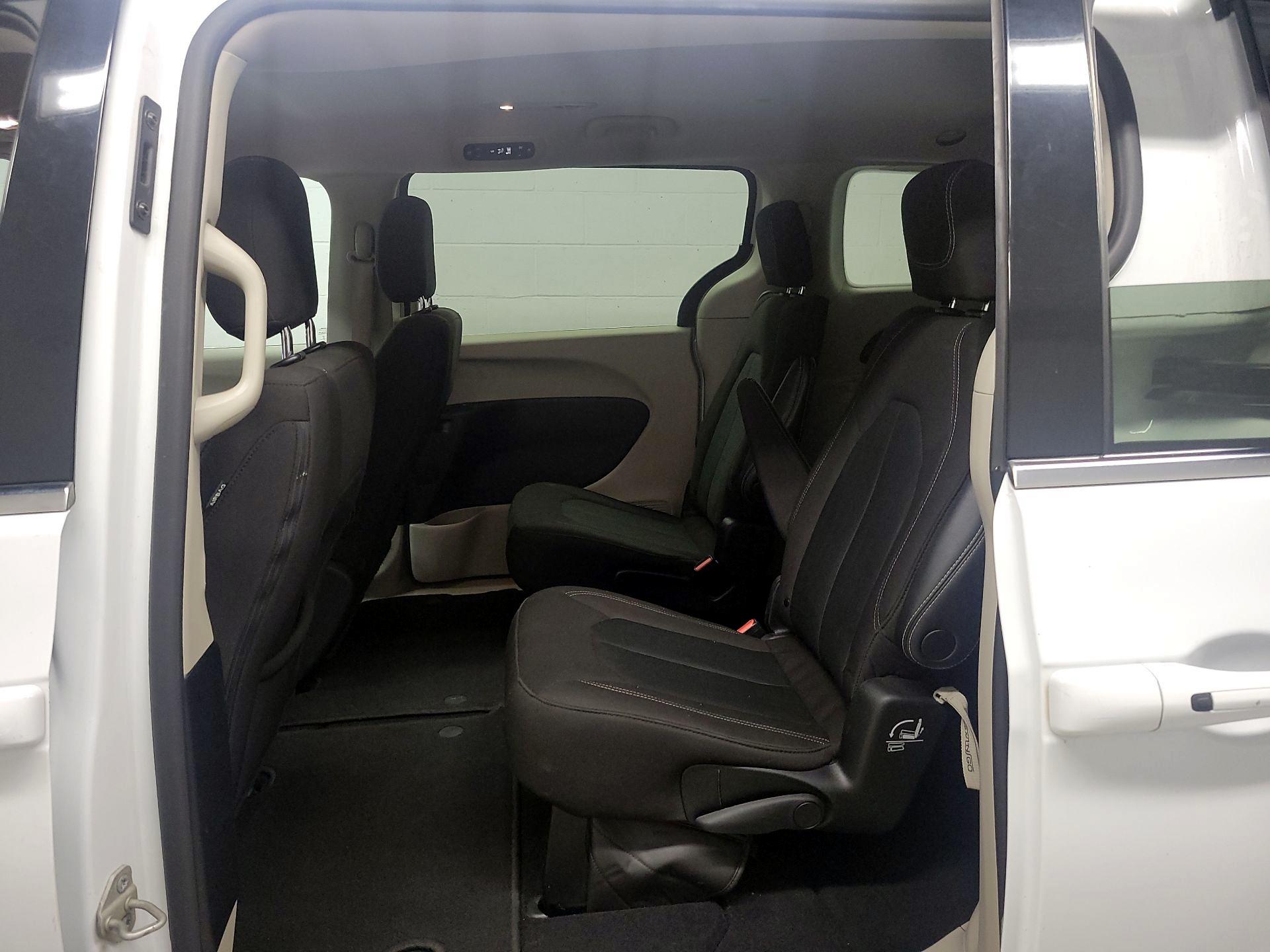 Thumbnail: 2022 Chrysler Voyager - 18