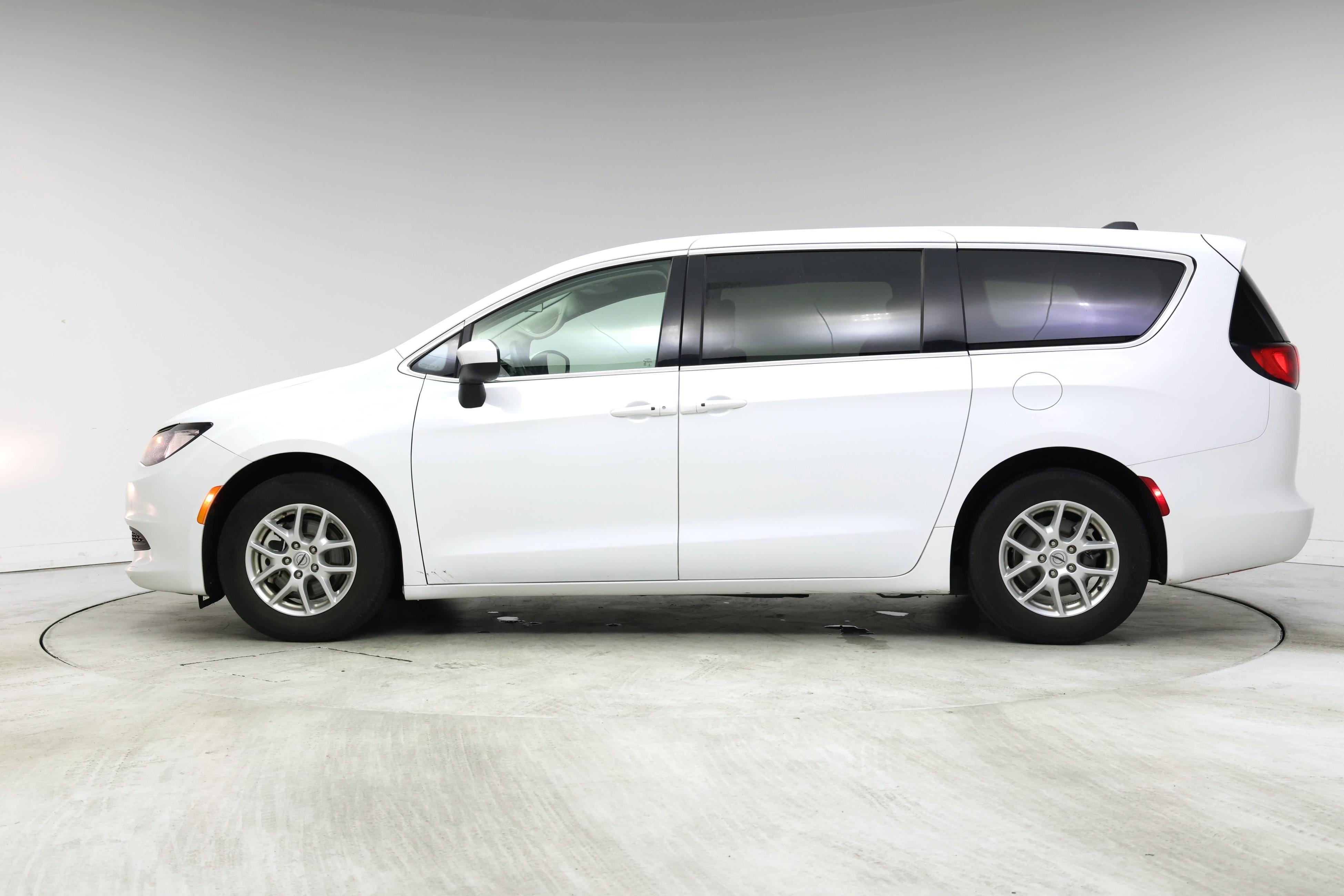 Thumbnail: 2022 Chrysler Voyager - 3