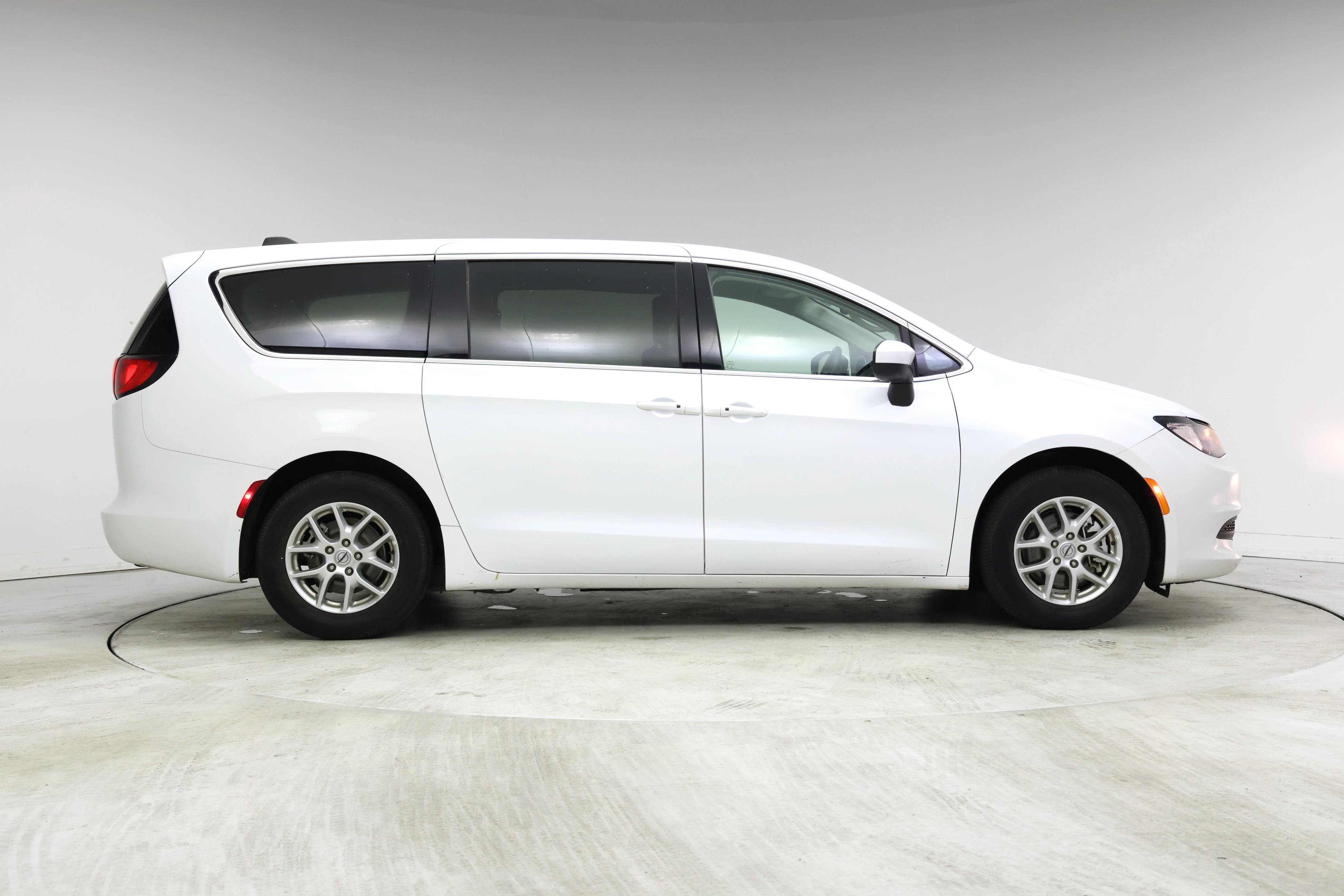 Thumbnail: 2022 Chrysler Voyager - 7