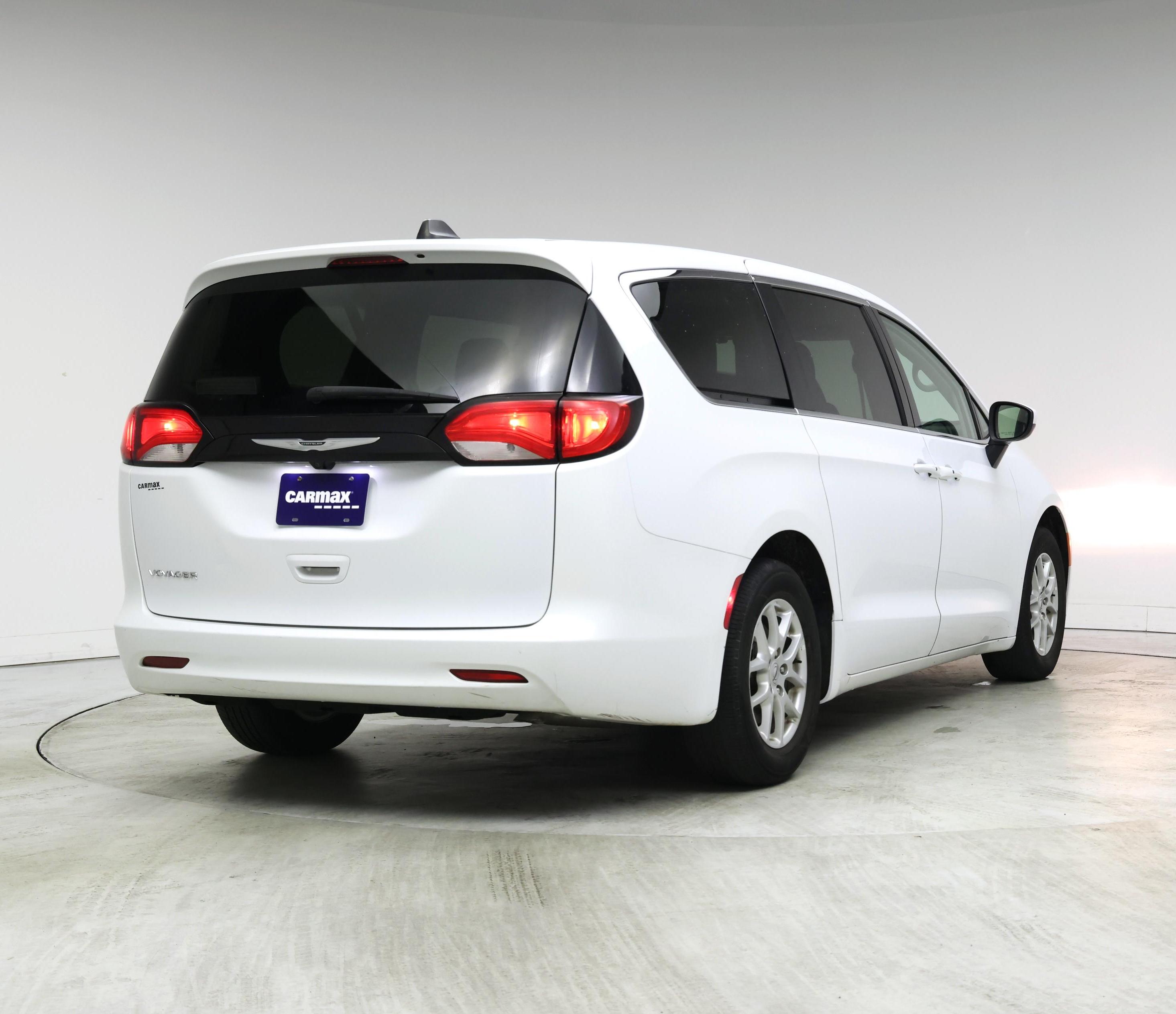 Thumbnail: 2022 Chrysler Voyager - 8