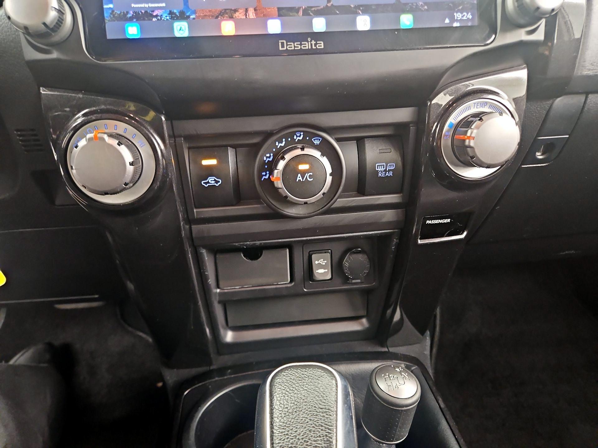 Thumbnail: 2015 Toyota 4Runner - 17