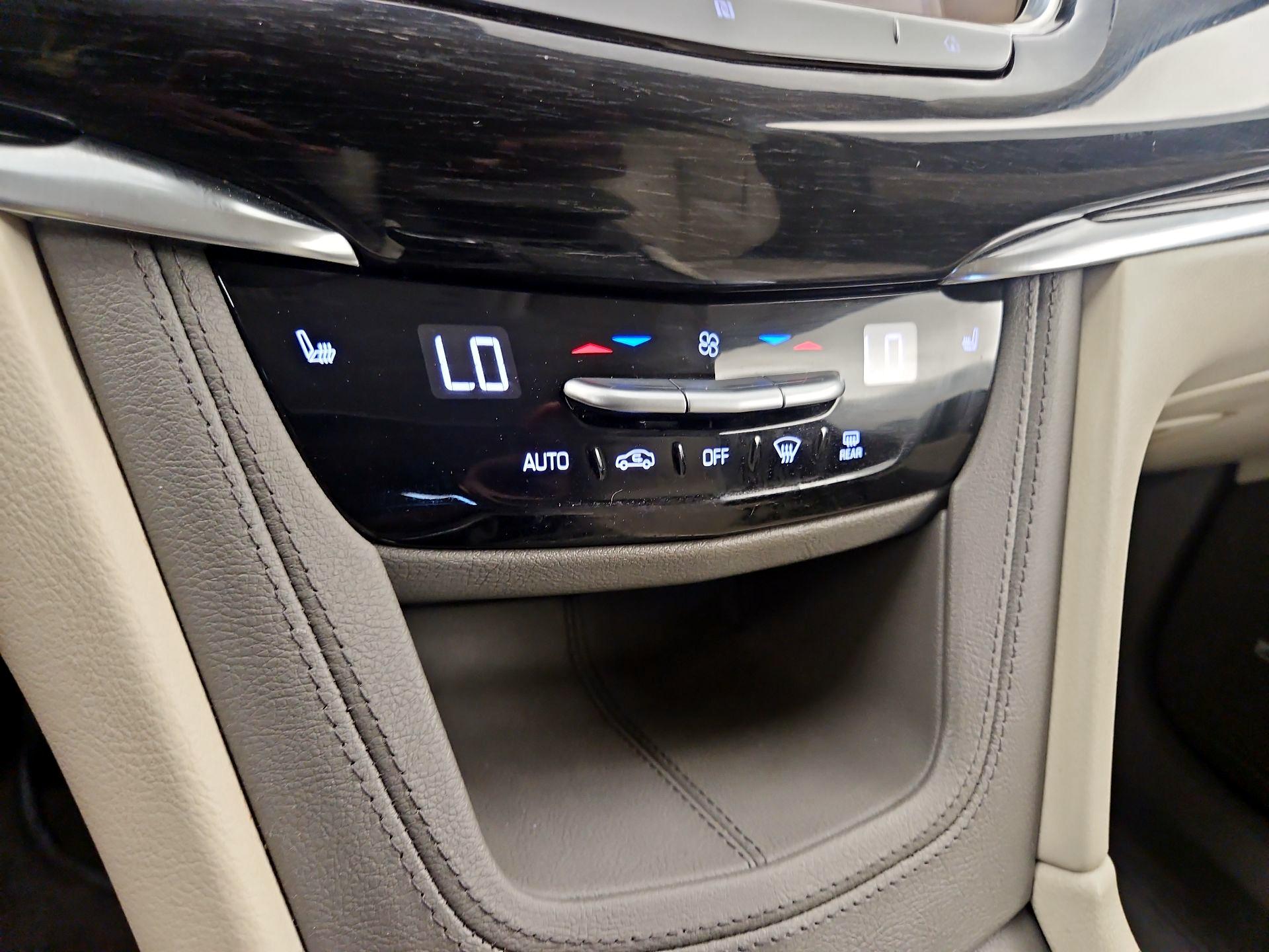 Thumbnail: 2020 Cadillac XT6 - 16
