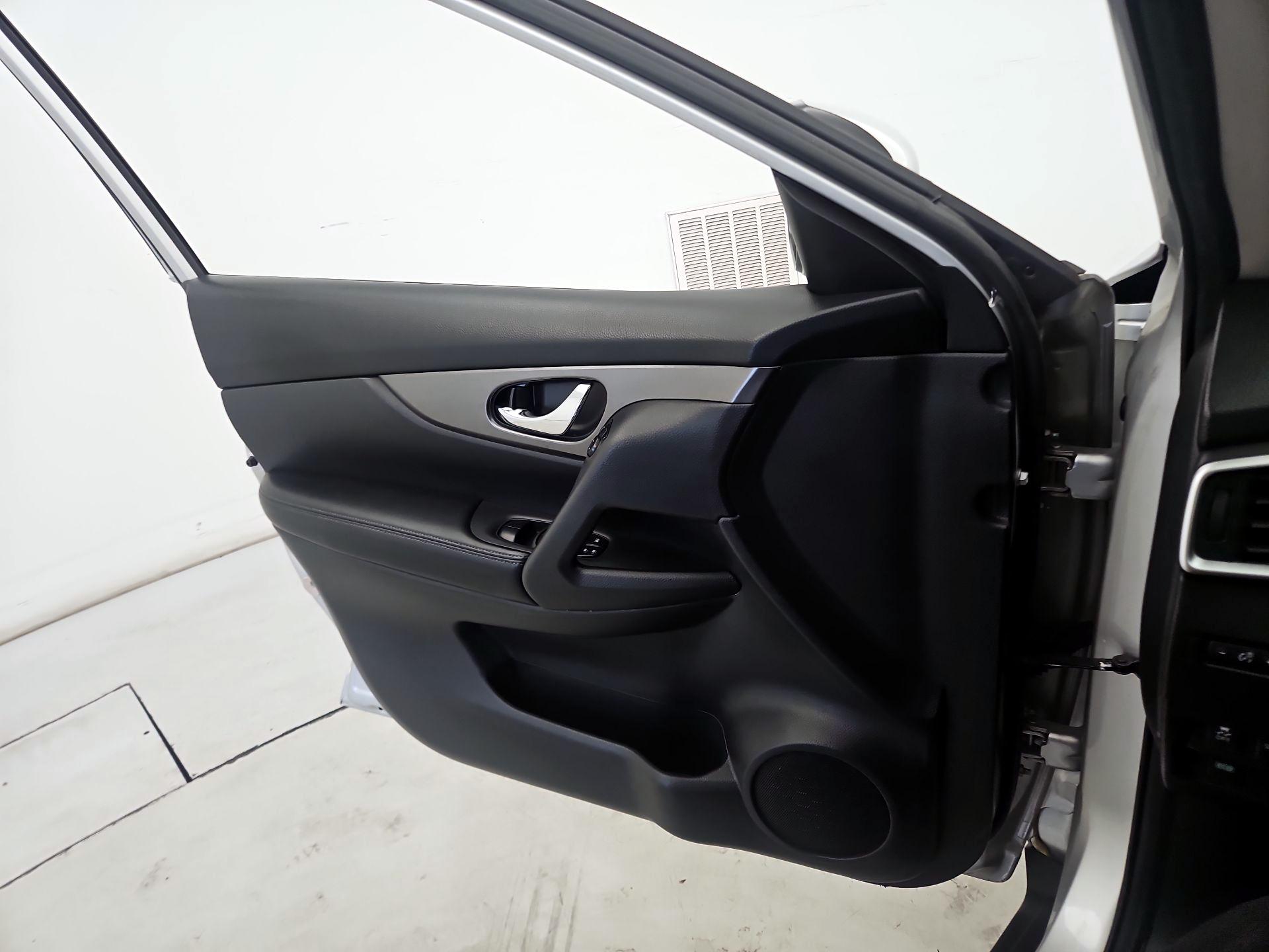 Thumbnail: 2016 Nissan Rogue - 12
