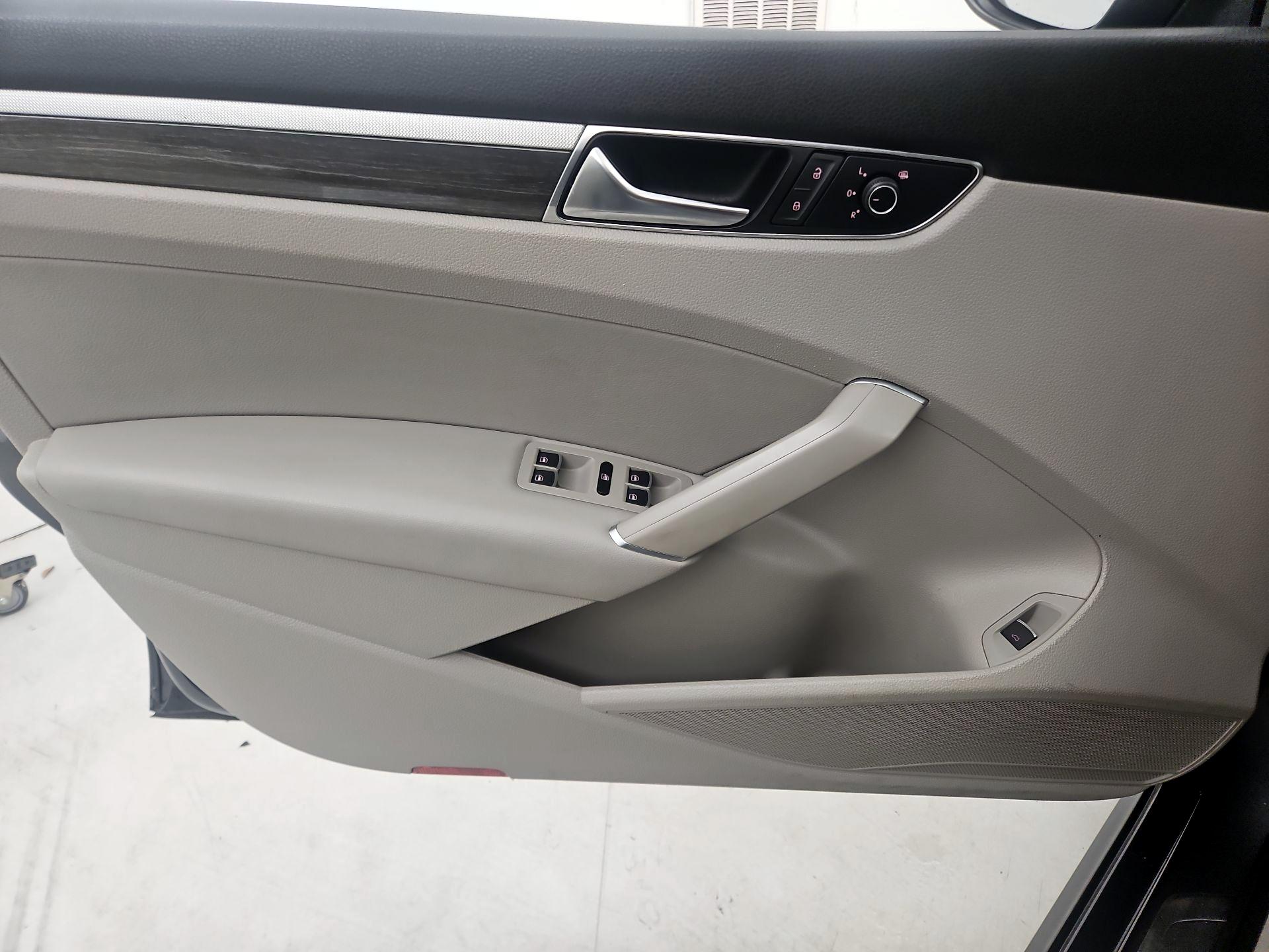 Thumbnail: 2017 Volkswagen Passat - 12