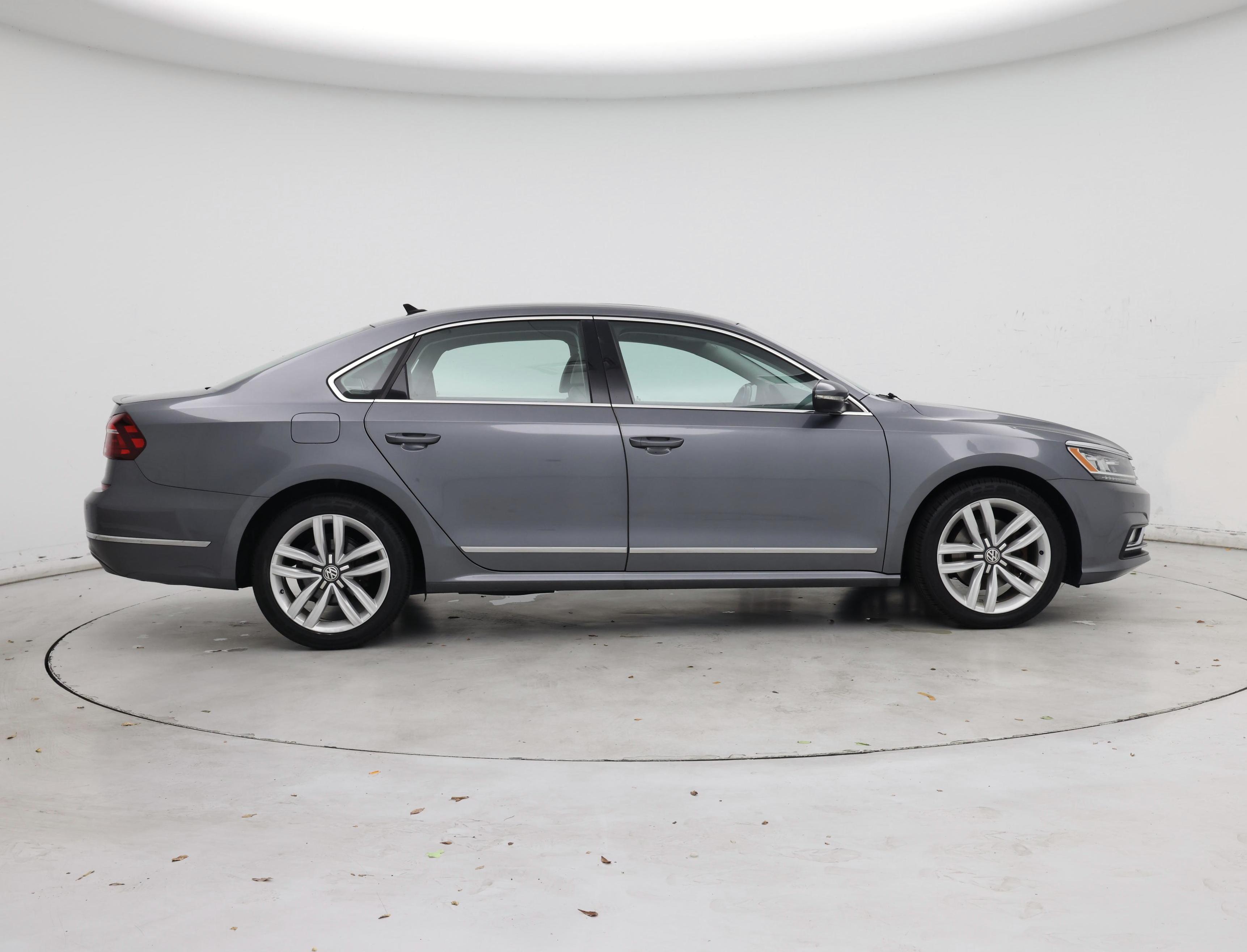 Thumbnail: 2017 Volkswagen Passat - 7