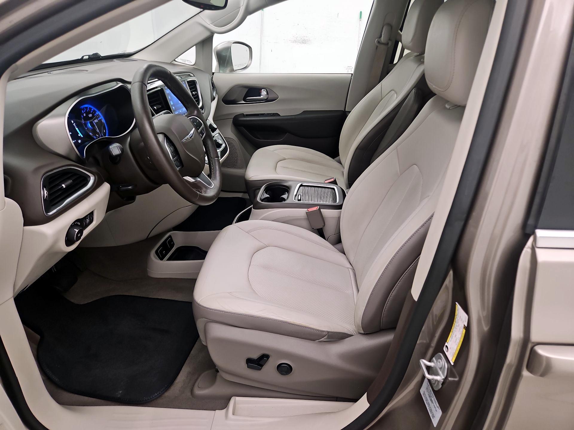 Thumbnail: 2017 Chrysler Pacifica - 11