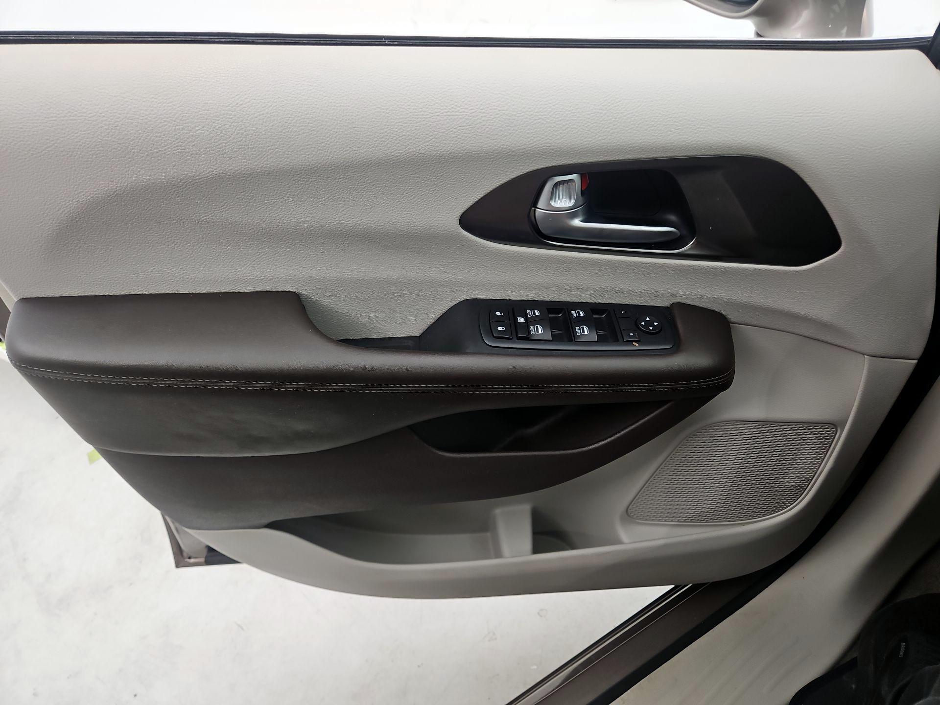 Thumbnail: 2017 Chrysler Pacifica - 12