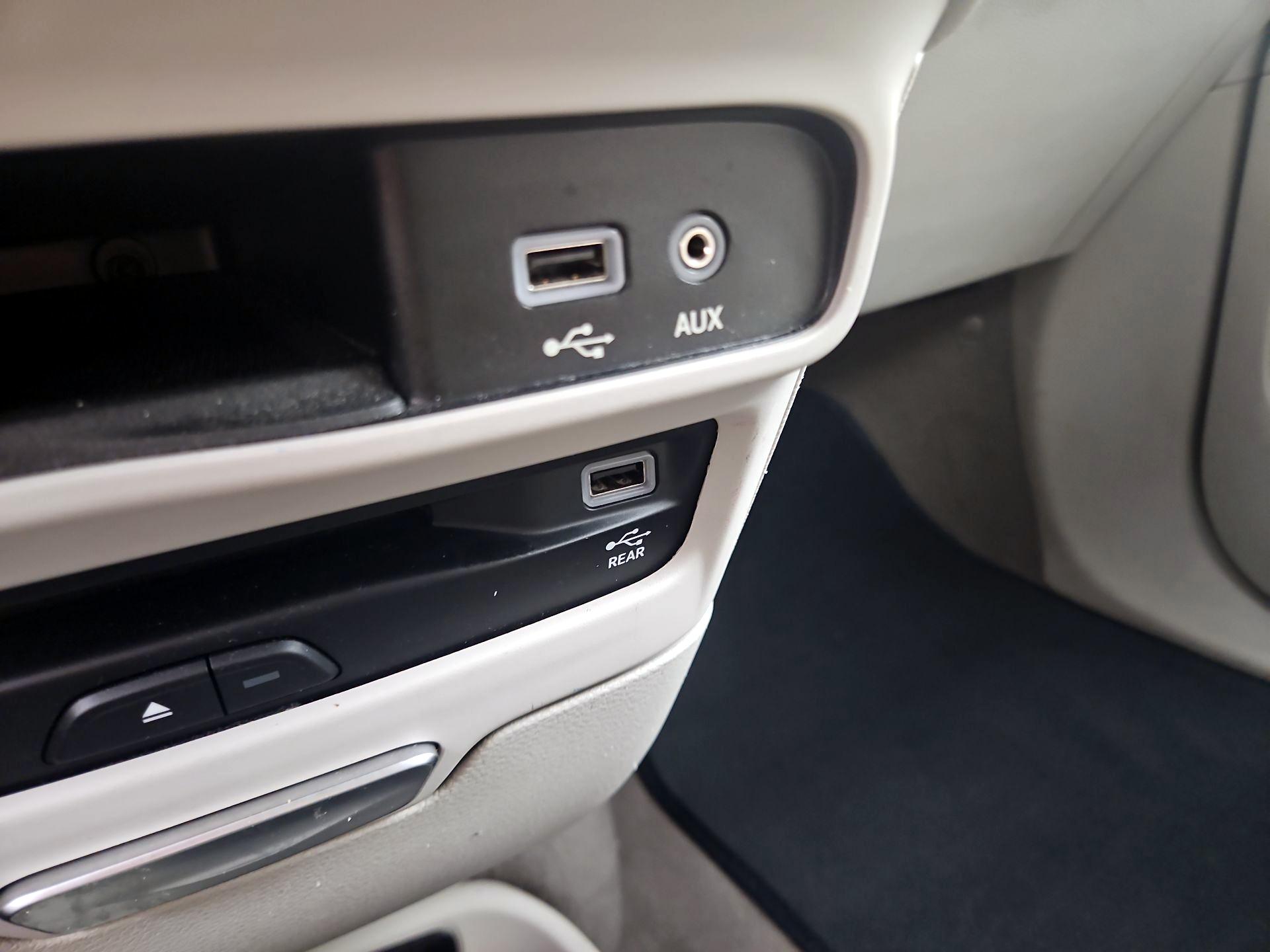 Thumbnail: 2017 Chrysler Pacifica - 18