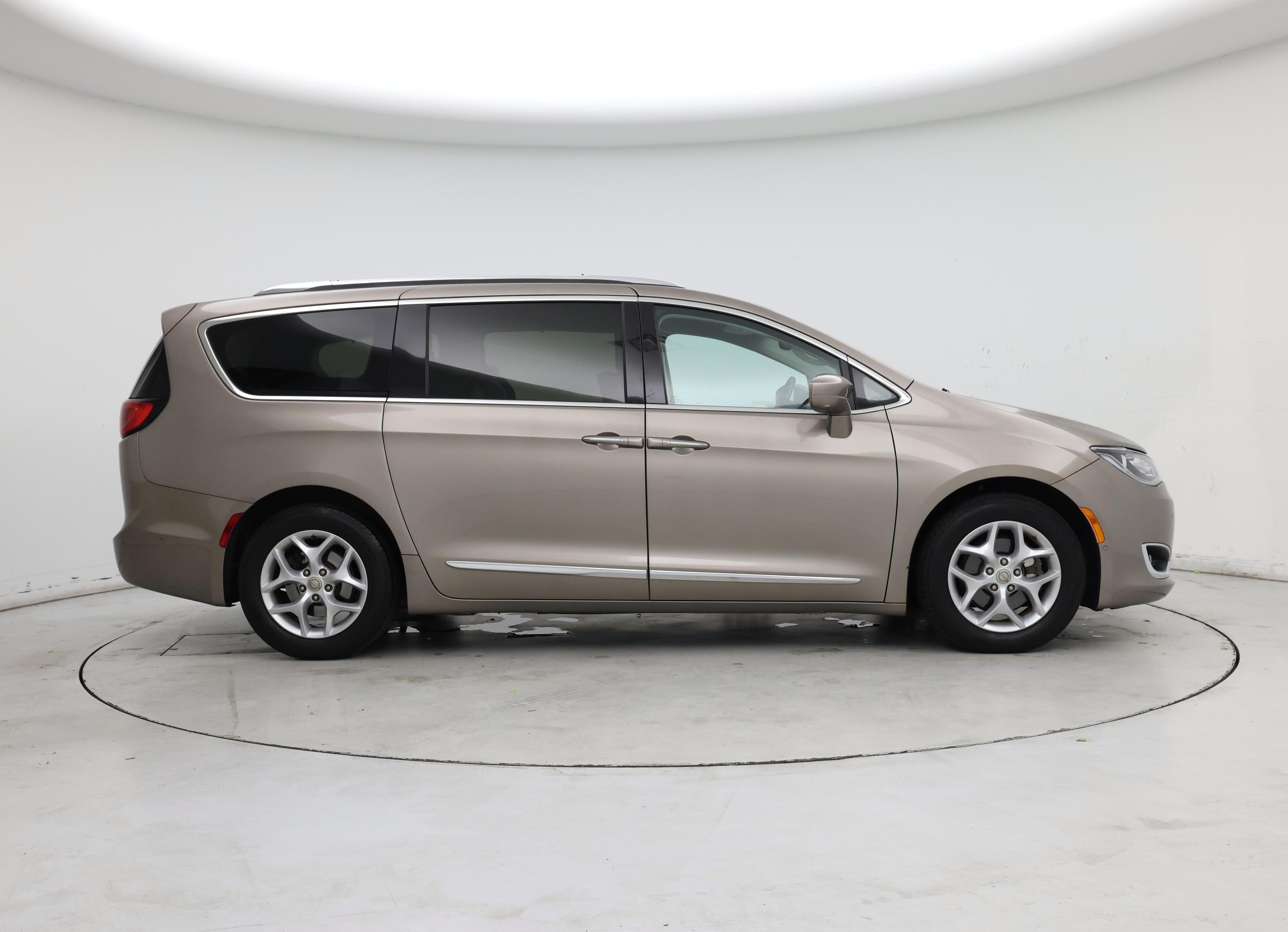 Thumbnail: 2017 Chrysler Pacifica - 7