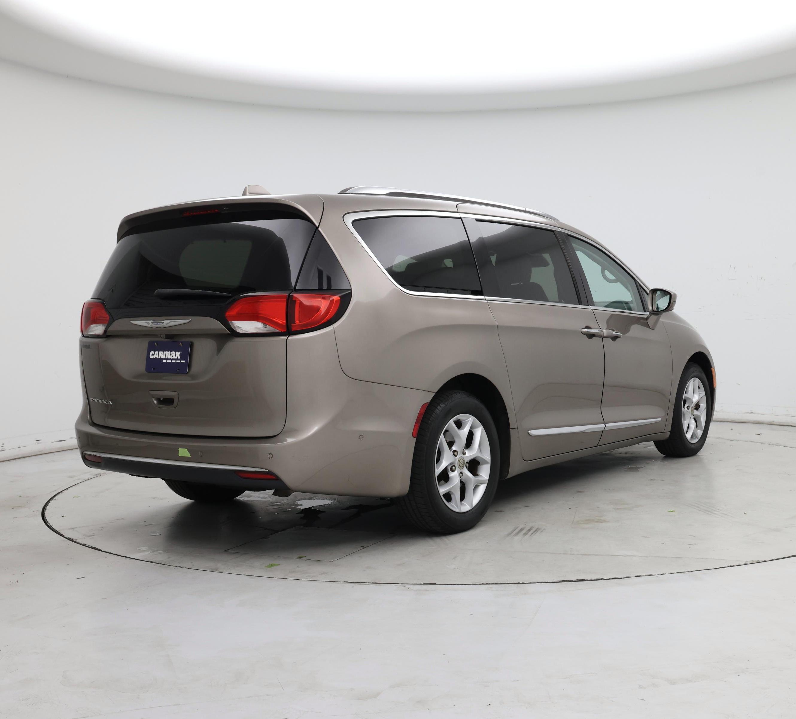 Thumbnail: 2017 Chrysler Pacifica - 8