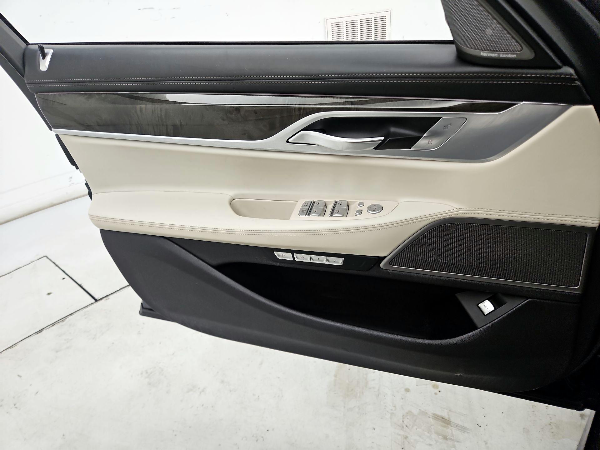 Thumbnail: 2016 BMW 7 Series - 12