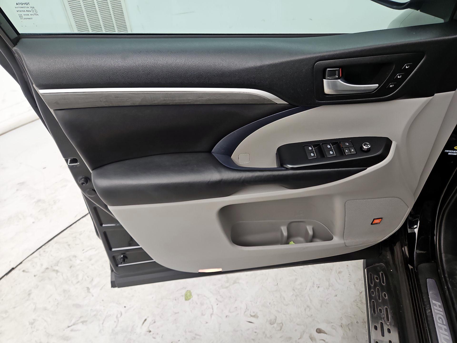 Thumbnail: 2018 Toyota Highlander - 12