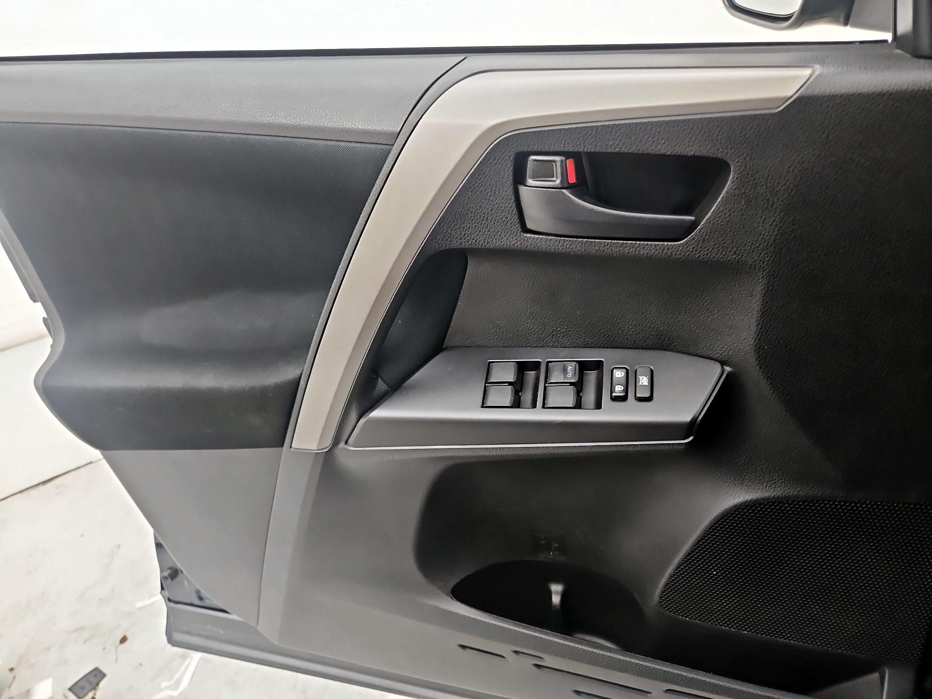 Thumbnail: 2018 Toyota RAV4 - 12