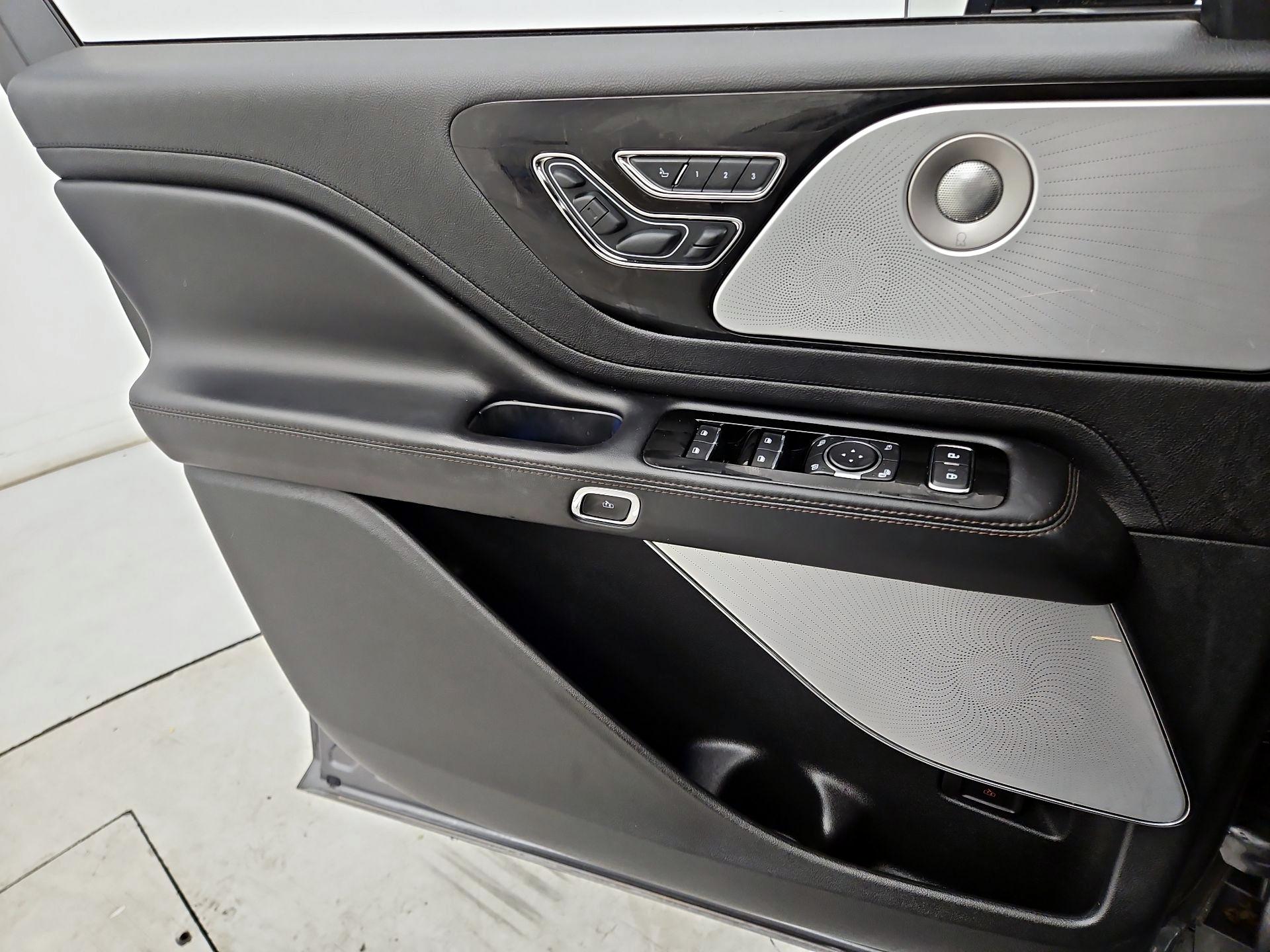 Thumbnail: 2021 Lincoln Aviator - 12