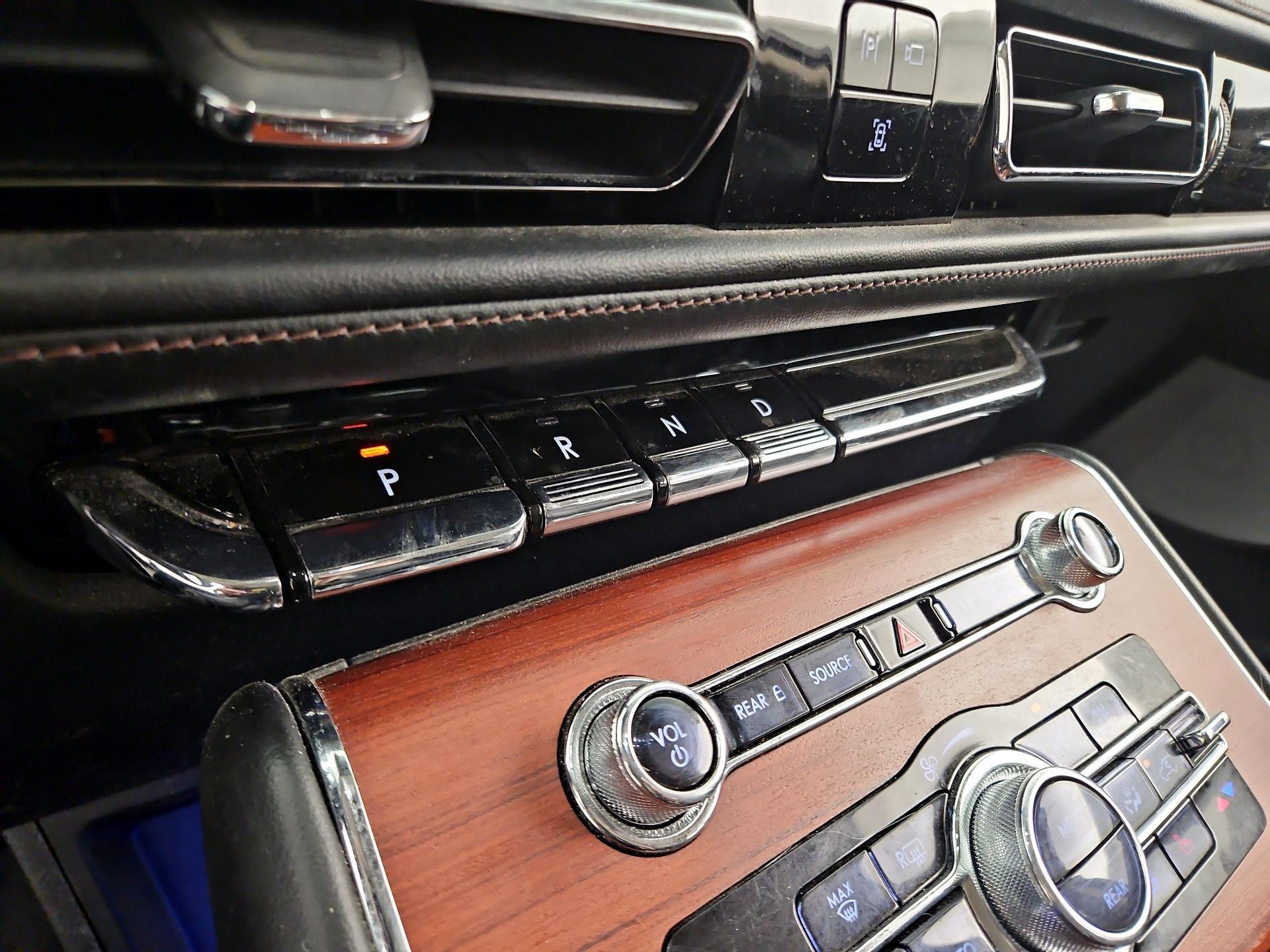 Thumbnail: 2021 Lincoln Aviator - 17
