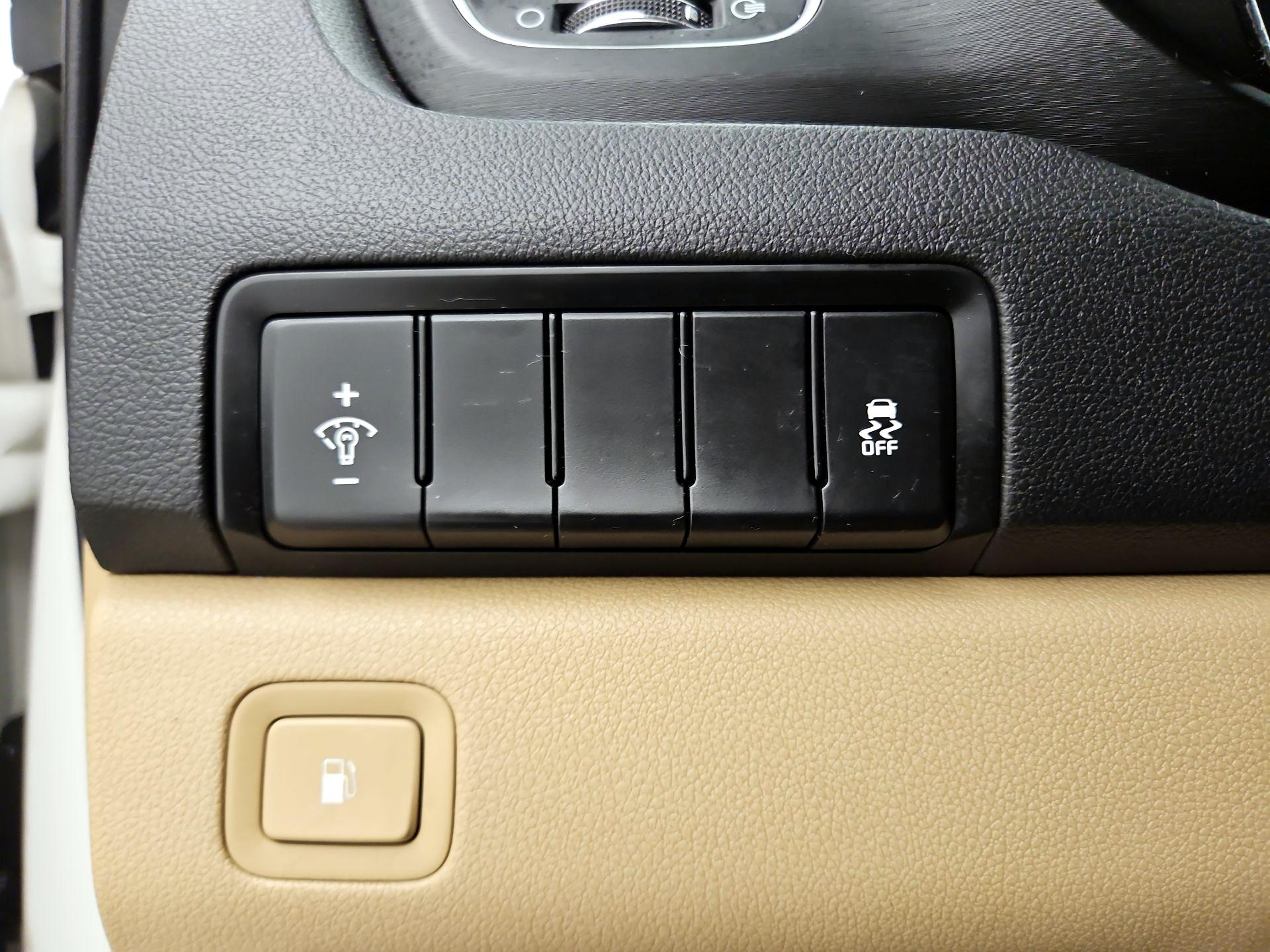Thumbnail: 2016 Kia Sedona - 13